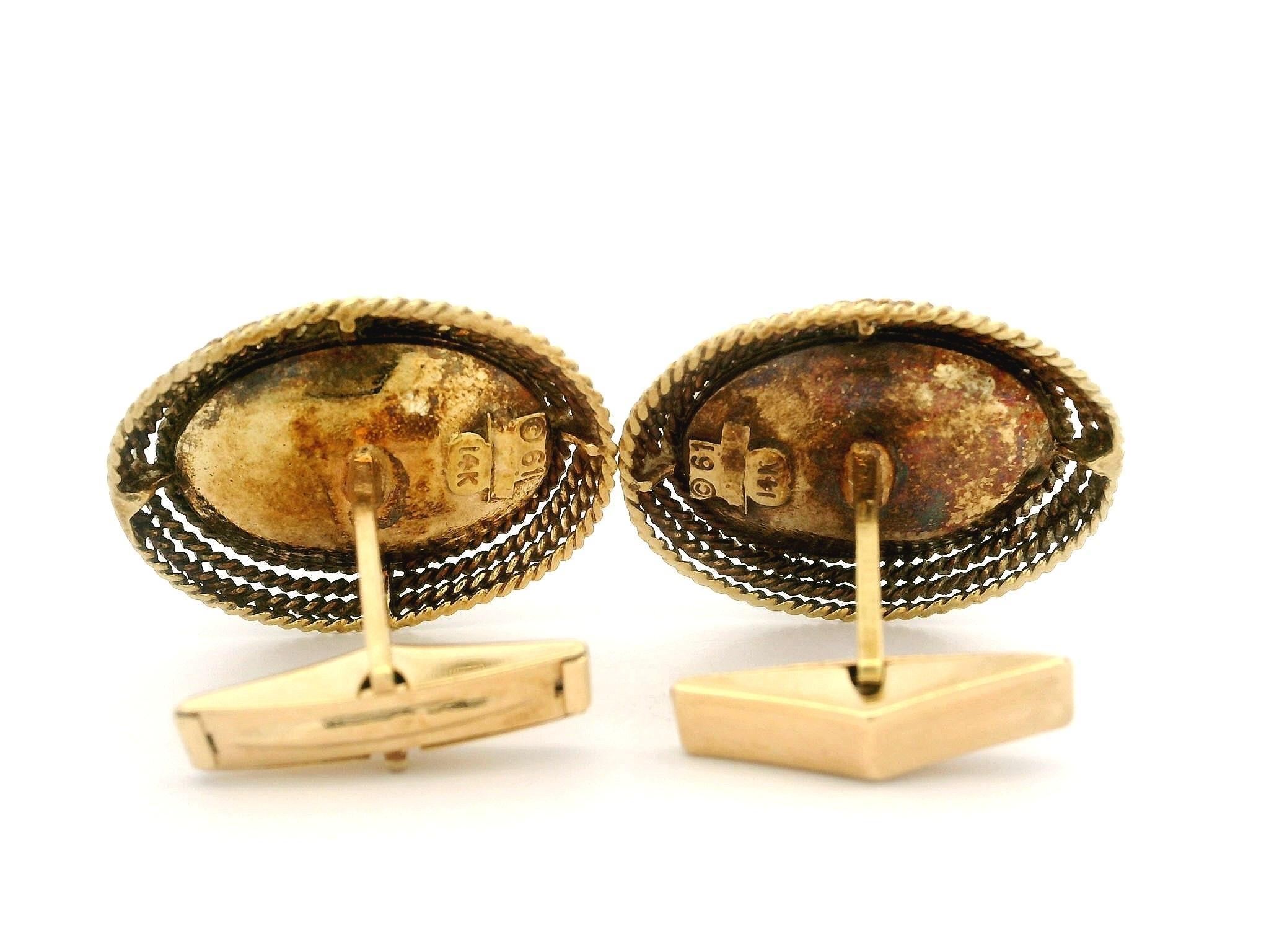 Taglio rotondo Gemelli ovali grandi in oro giallo 14k con perle da 8,8 mm e smalto blu a filo ritorto in vendita