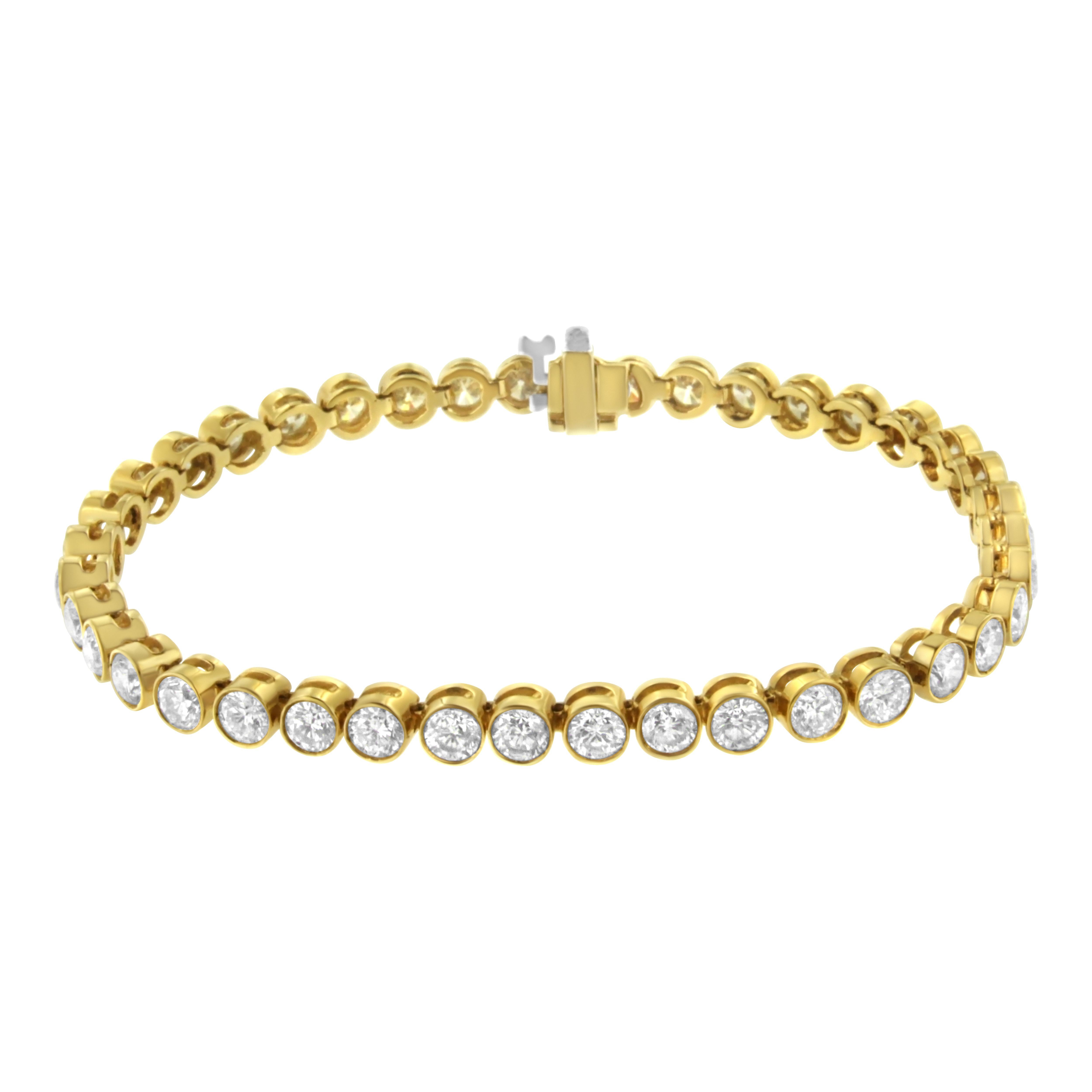Lend a sophisticated style to her look with this interlinked tennis style bracelet. Fashionable and dazzling, the stunning design features intertwined round motifs in 14 karats yellow gold. And the prong setting of glistening round cut diamonds