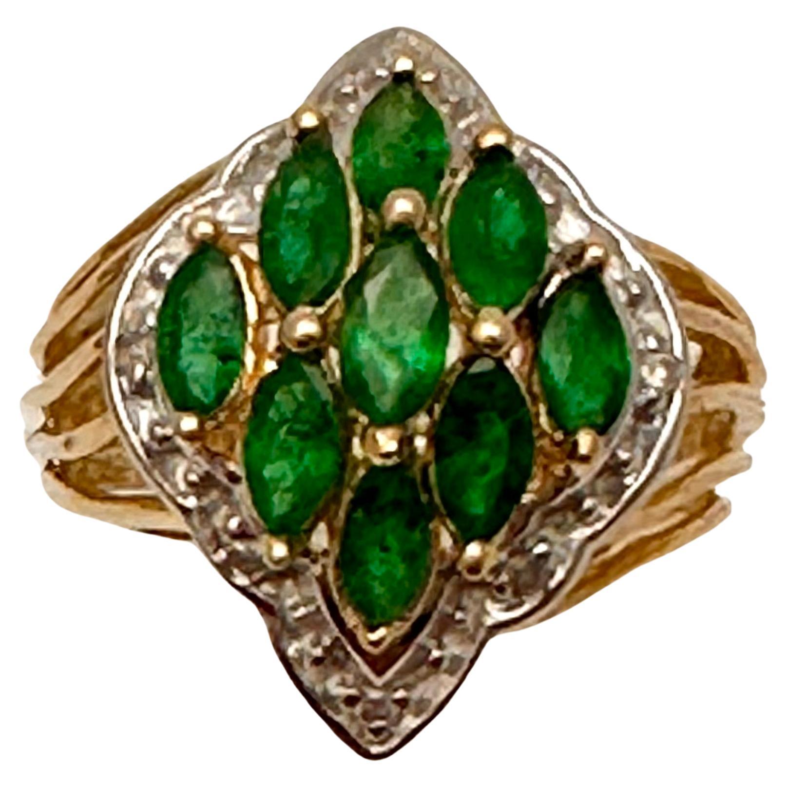 Anillo de oro amarillo de 14k con 9 esmeraldas marquesa y acentos de diamantes redondos Talla 6 1/4