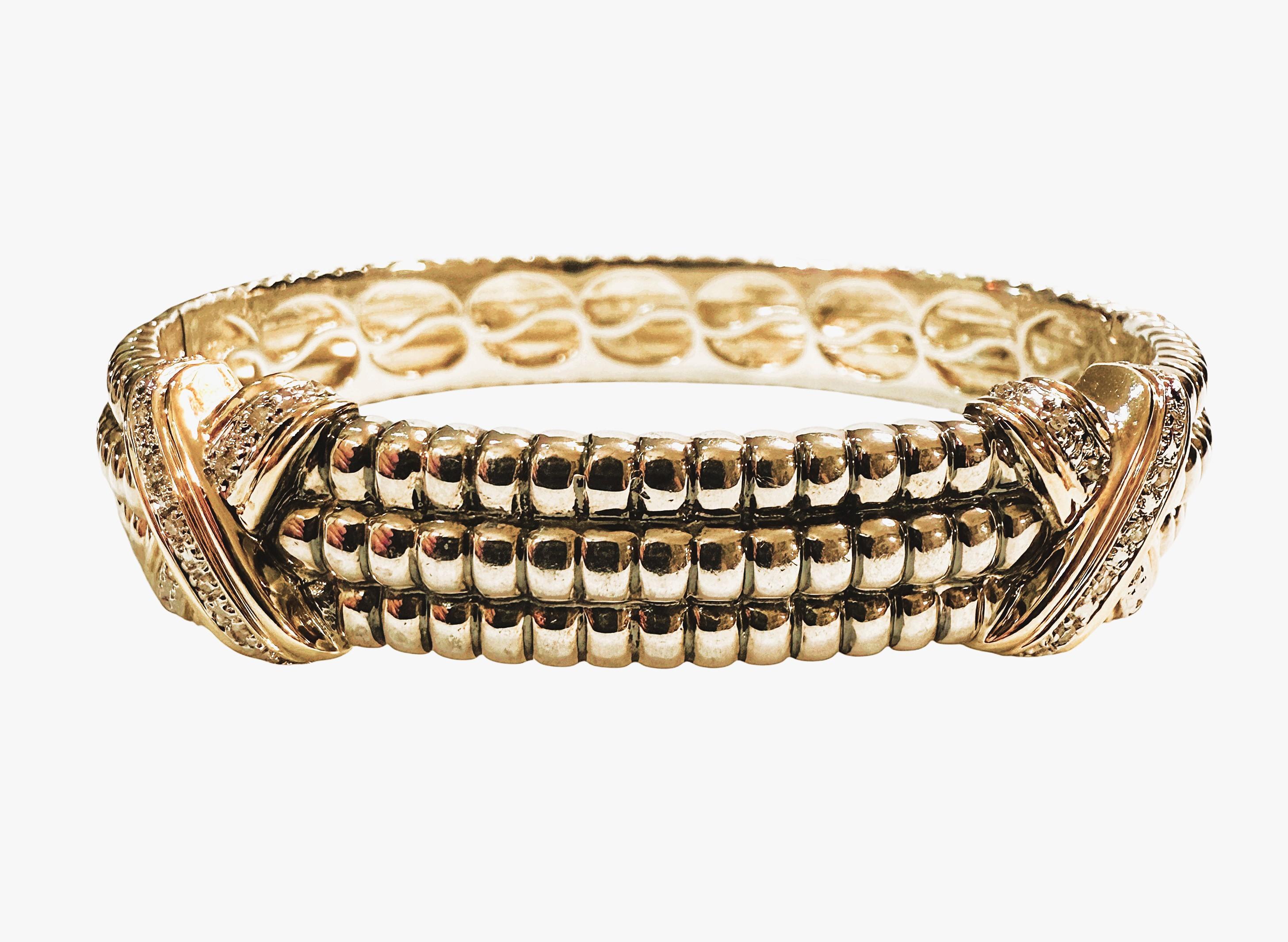Es una pulsera muy bonita y elegante.  Es un diseño precioso de Vior de Italia.  La pulsera mide 2.33 pulgadas de ancho.  La base de la pulsera es un diseño de burbujas de plata de ley y tiene 2 X de oro amarillo de 14 quilates en la parte