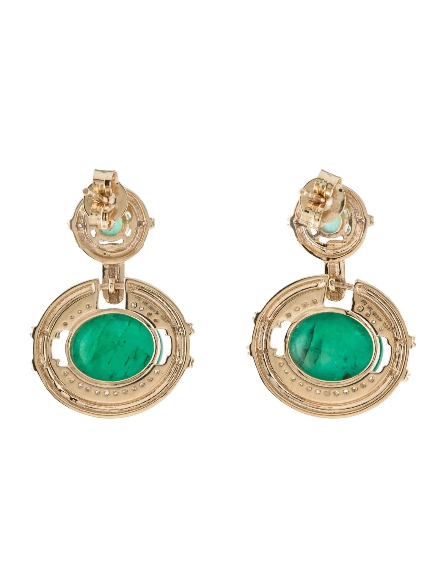 Artista Orecchini pendenti in oro giallo 14K con smeraldo e diamante da 9,34 carati, con smeraldo rotondo e ovale in vendita
