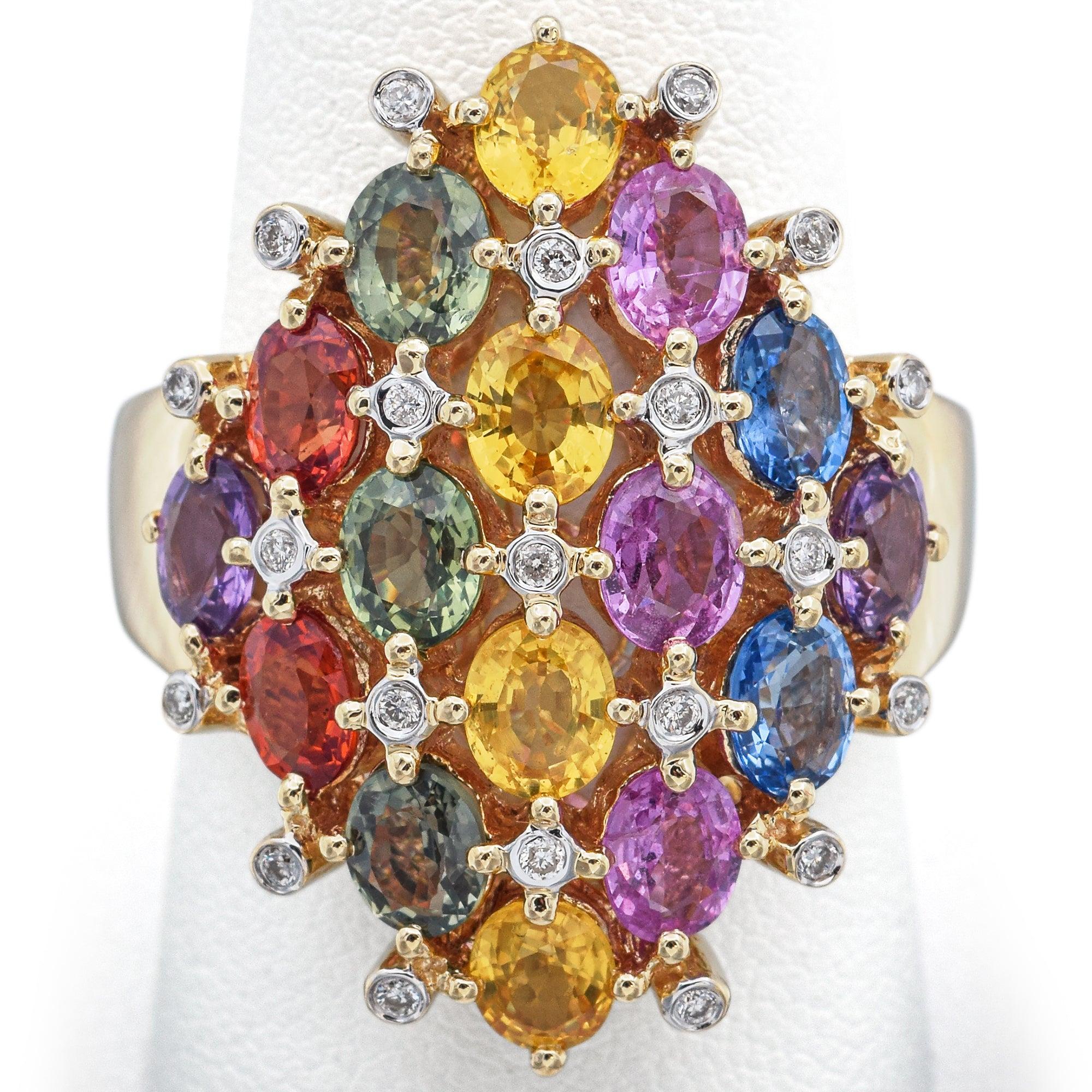 Vibrante et accrocheuse, cette bague est ornée d'un éventail éblouissant de saphirs multicolores totalisant 9,50 carats. Chaque saphir rayonne dans des tons roses, jaunes, bleus, orange, violets et verts, créant un kaléidoscope de couleurs. Les