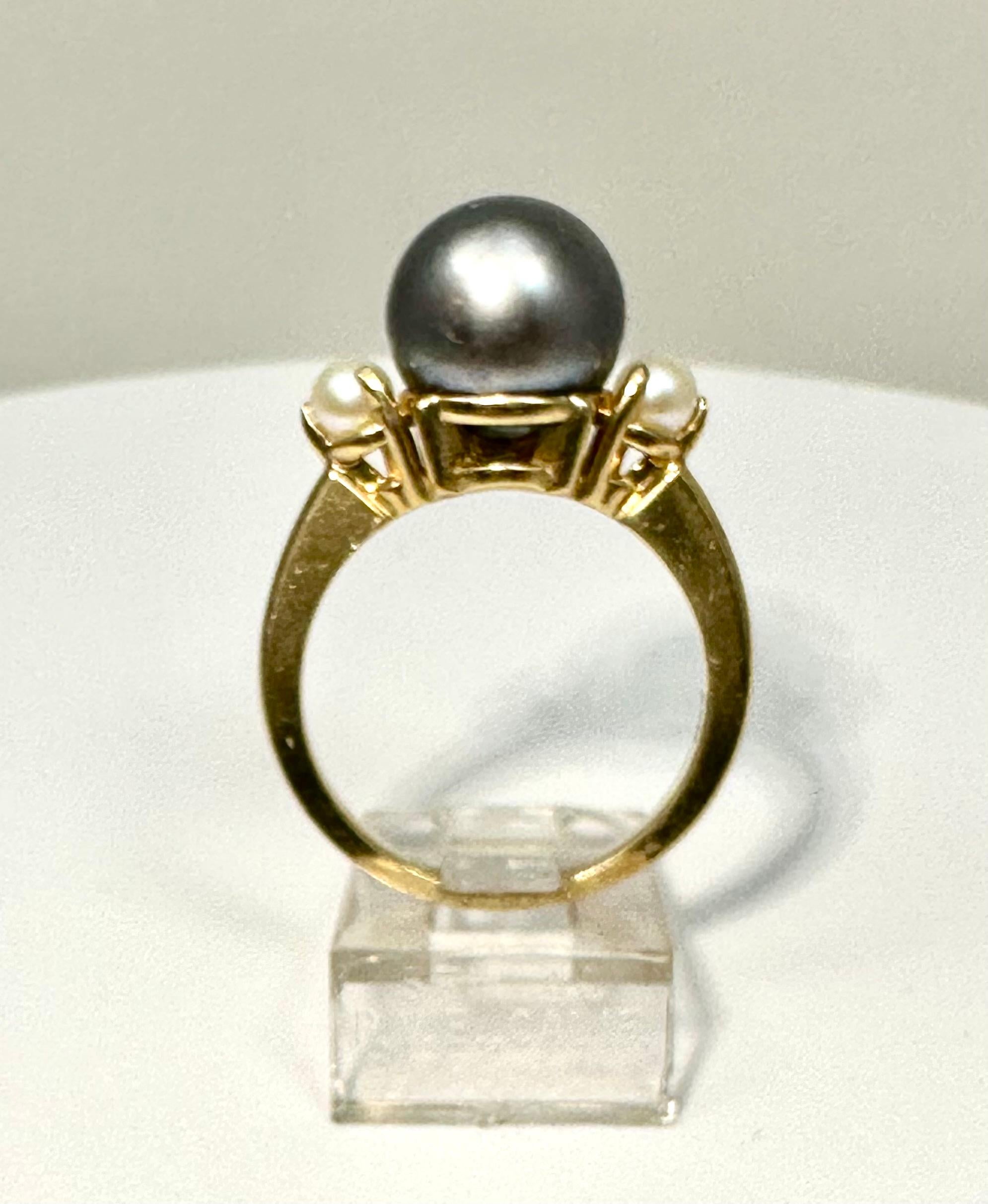 Moderne Bague en or jaune 14 carats, perle grise de Tahiti de 9,5 mm et perles blanches latérales de 2 4 mm  Taille 6 en vente