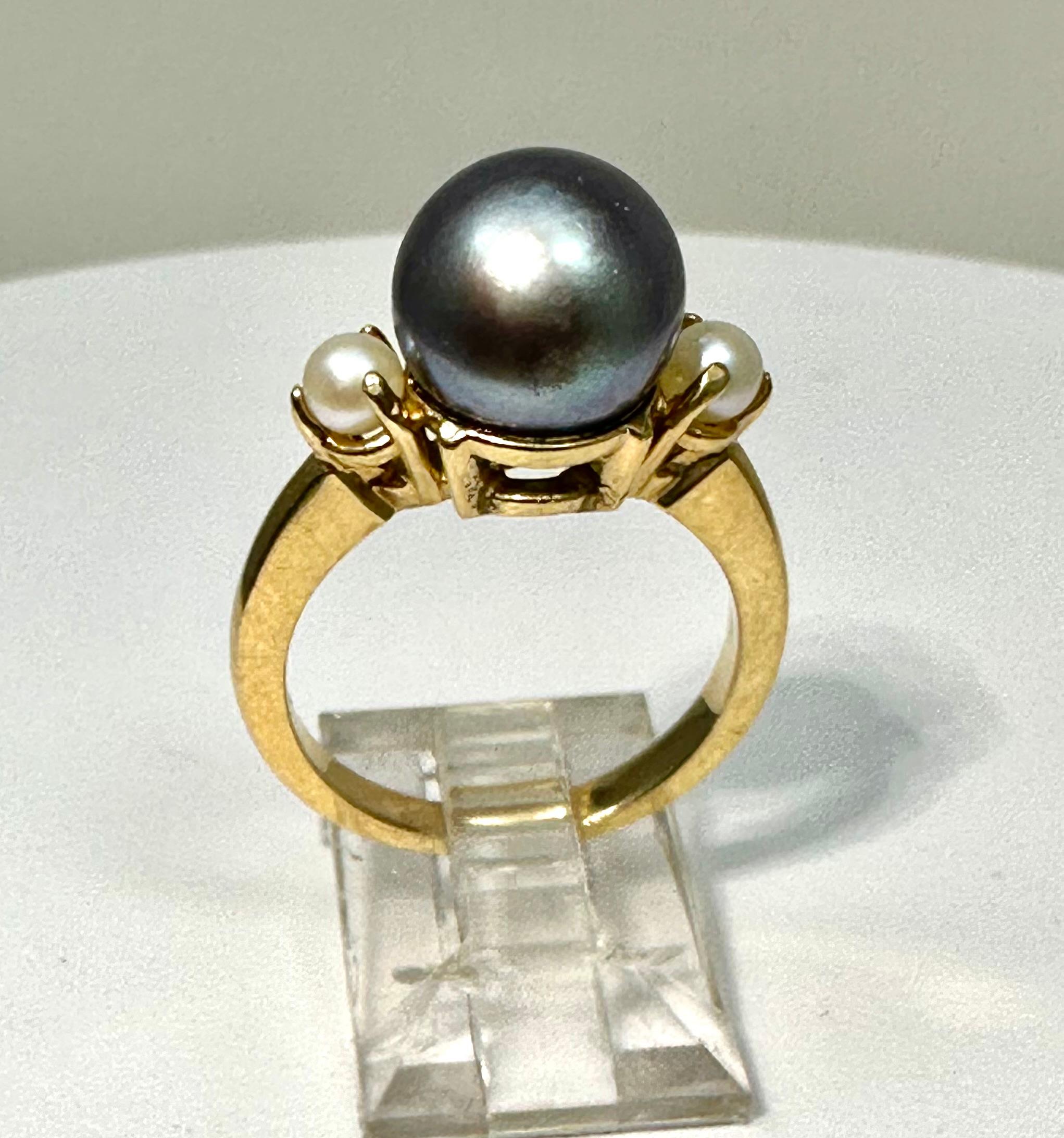 Modern 14k Yellow Gold 9.5mm Grey Tahitian Pearl 2 4mm Side White Pearls Ring  Size 6 For Sale
