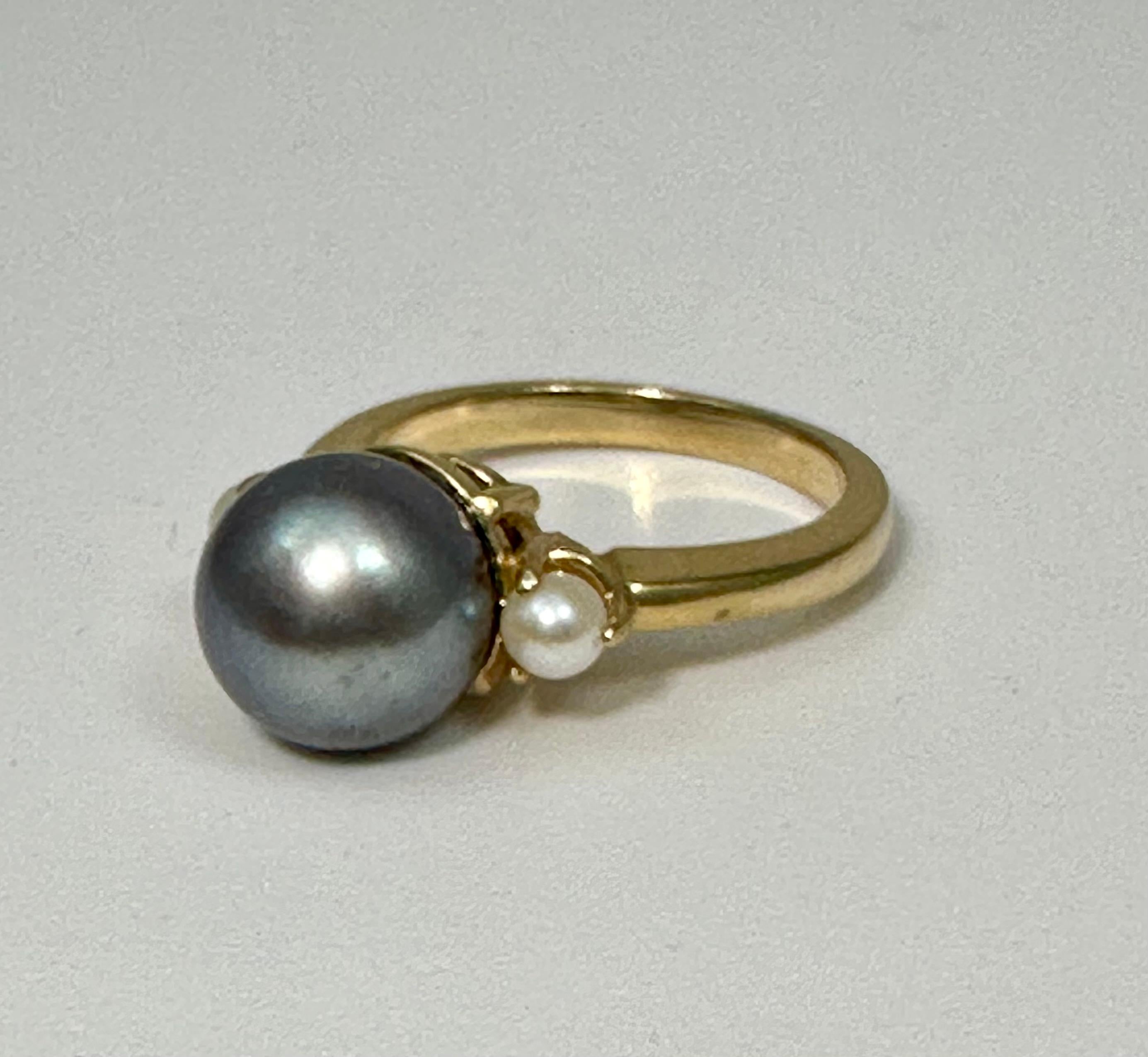 Round Cut 14k Yellow Gold 9.5mm Grey Tahitian Pearl 2 4mm Side White Pearls Ring  Size 6 For Sale