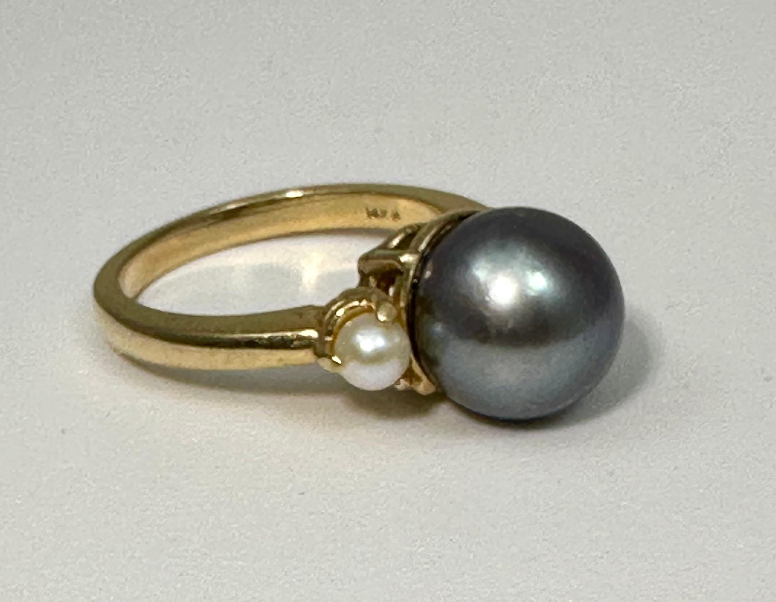 14k Yellow Gold 9.5mm Grey Tahitian Pearl 2 4mm Side White Pearls Ring  Size 6 In New Condition For Sale In Las Vegas, NV