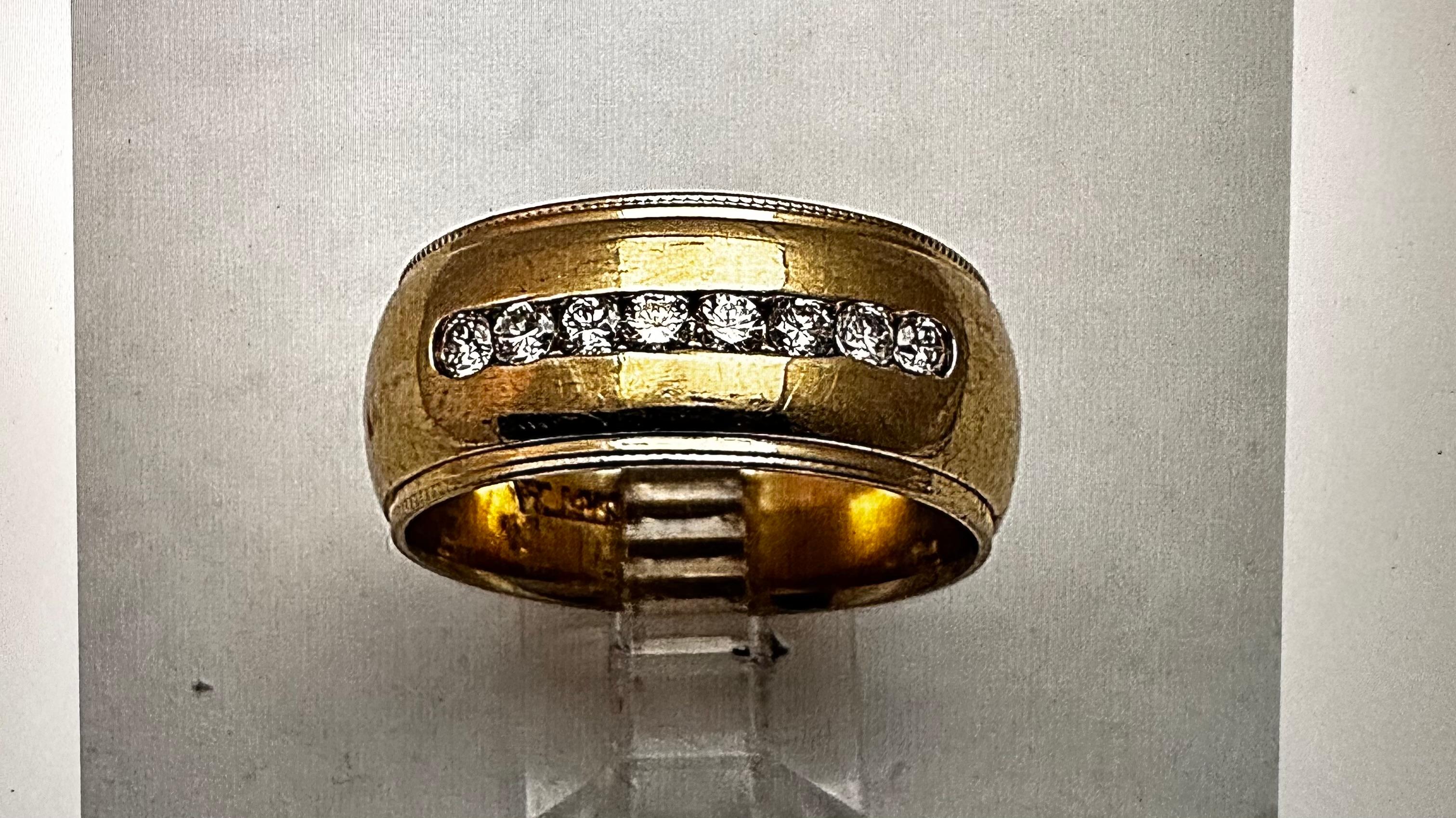 14k Yellow Gold ~ 9.5mm Wide Diamond Band Ring Size 10 In Excellent Condition For Sale In Las Vegas, NV