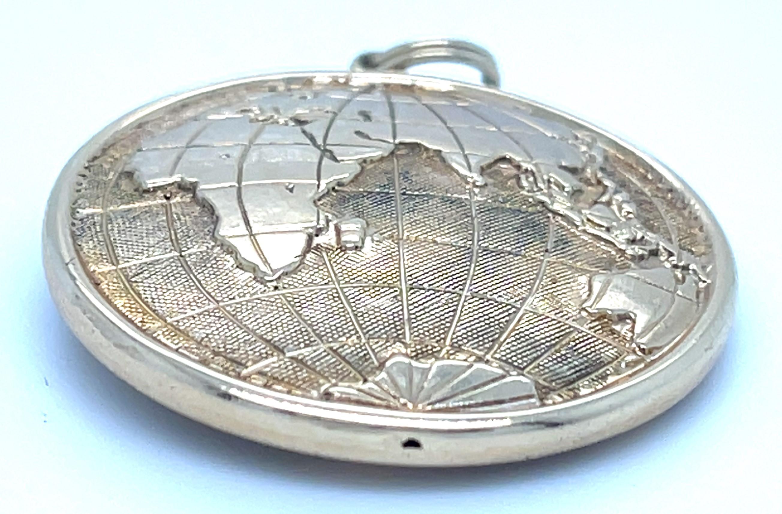 Bezaubernder Wendehalsanhänger
Jede Seite umfasst eine Hemisphäre der Erde
Ungefährer Durchmesser = 28 mm
Gesamtmasse = 7.2 Gramm
Das Stück ist in gutem Zustand. Zeigt nur wenige Anzeichen von Alterung oder Abnutzung. Einige kleine Dellen auf der