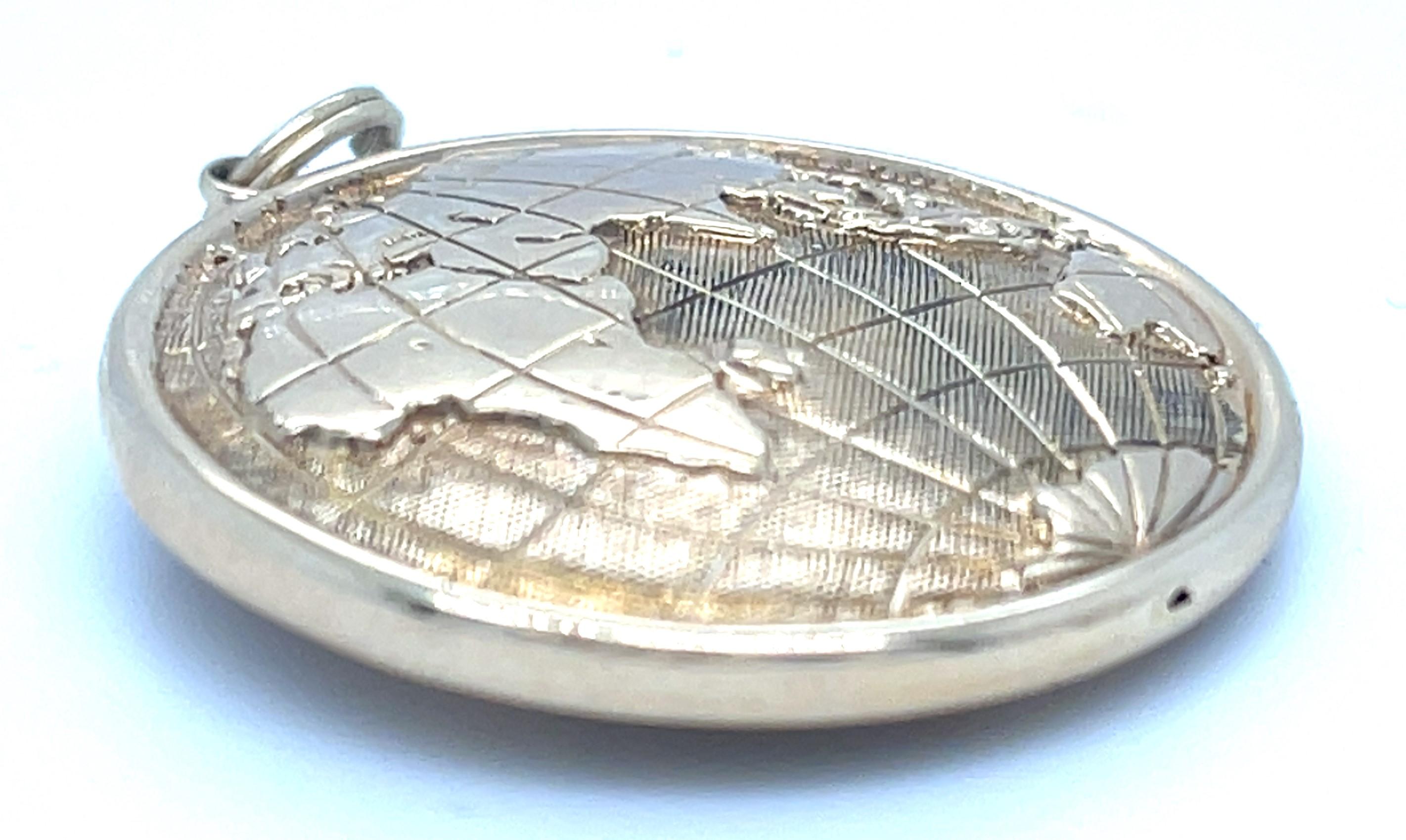 14k Gelbgold Adorable Globe Erde Karte Anhänger im Angebot 2