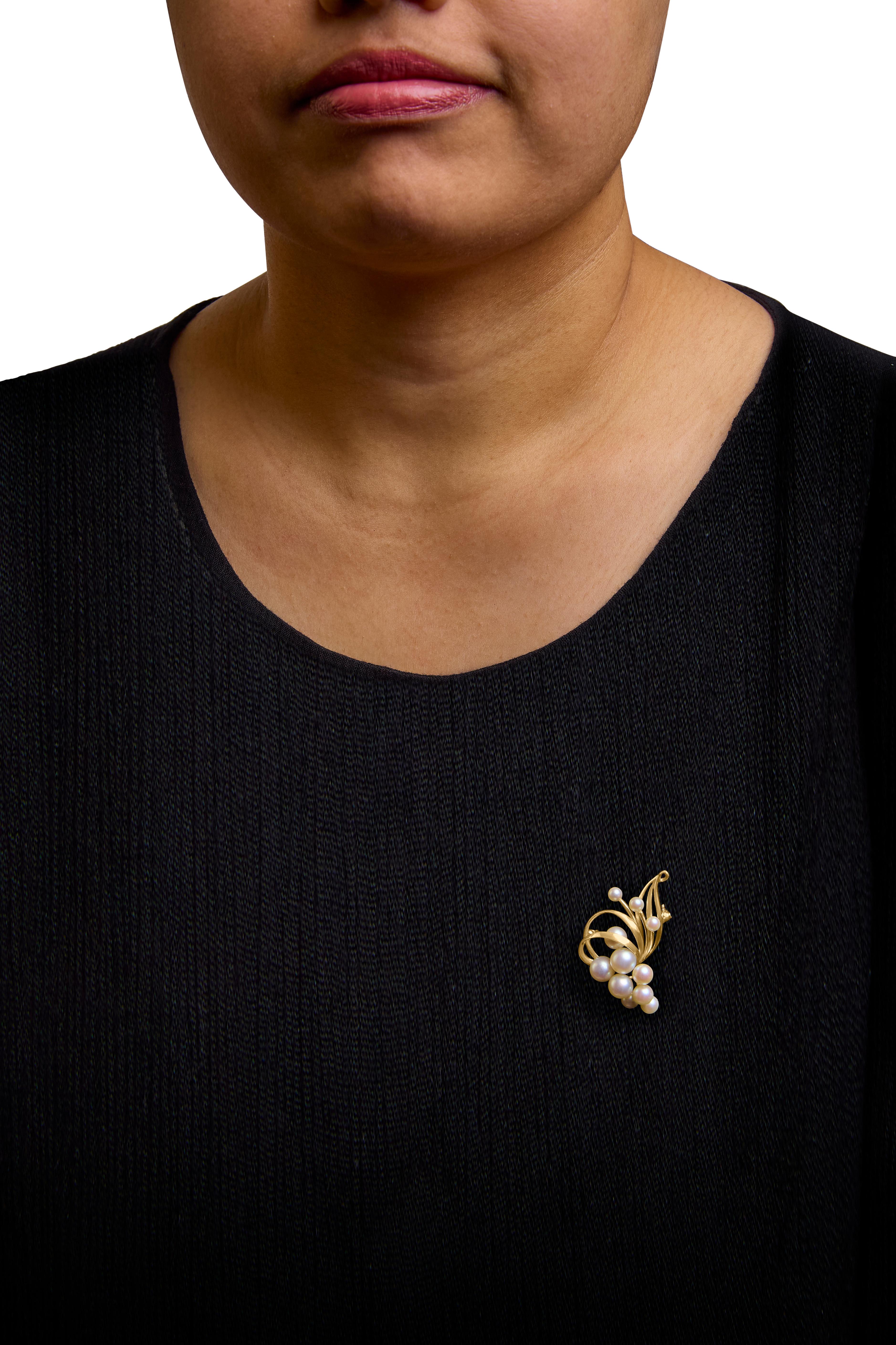 14K Yellow Gold Akoya Cultured Pearl Cluster Swirl Brooch Pin In New Condition For Sale In New York, NY