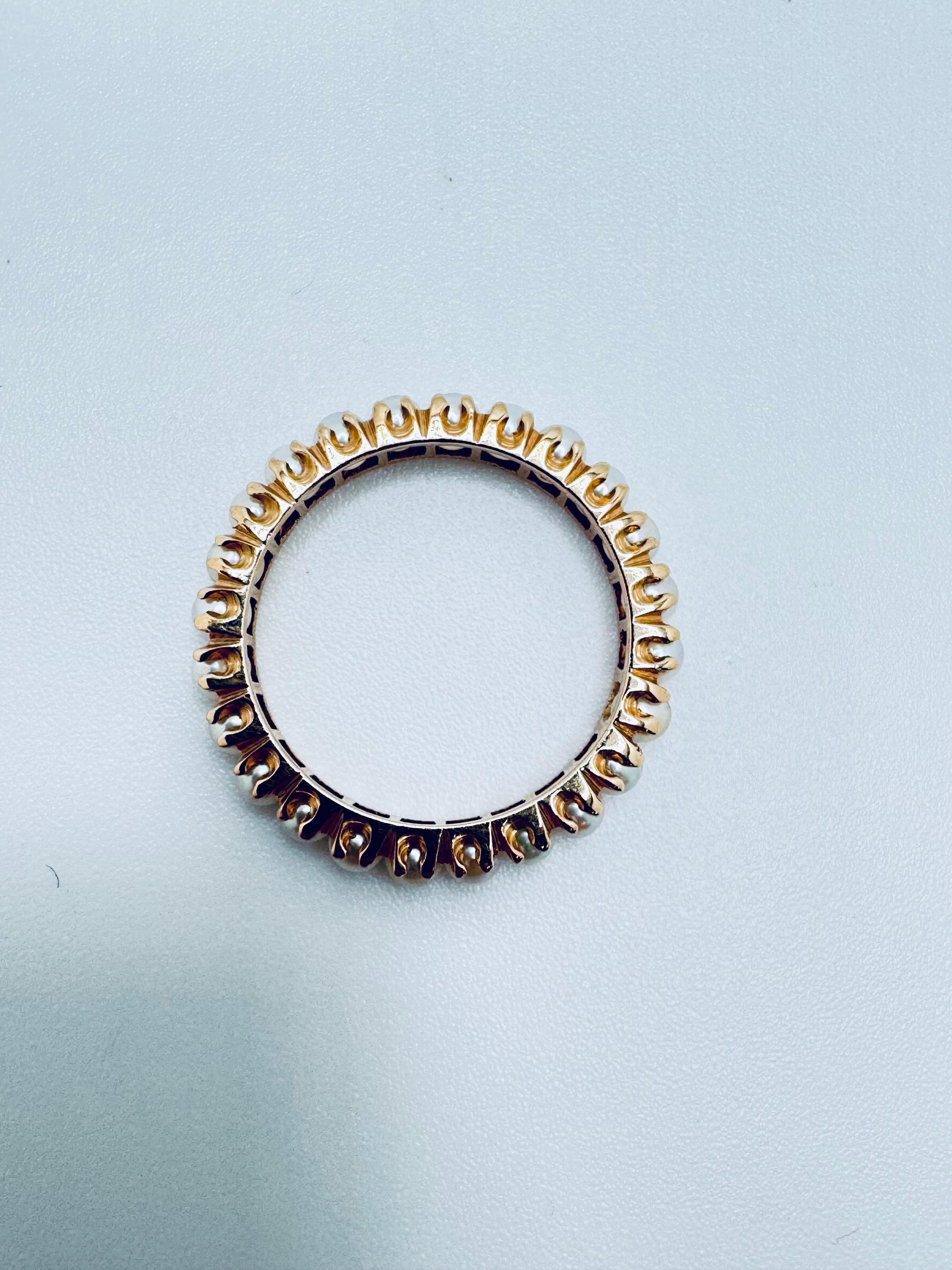 Cette exquise bague en or jaune 14 carats présente un design raffiné et intemporel, parfait pour ceux qui apprécient l'élégance et le style classique. La bague est sertie de 24 perles d'Akoya lustrées, soigneusement montées en serti clos pour former