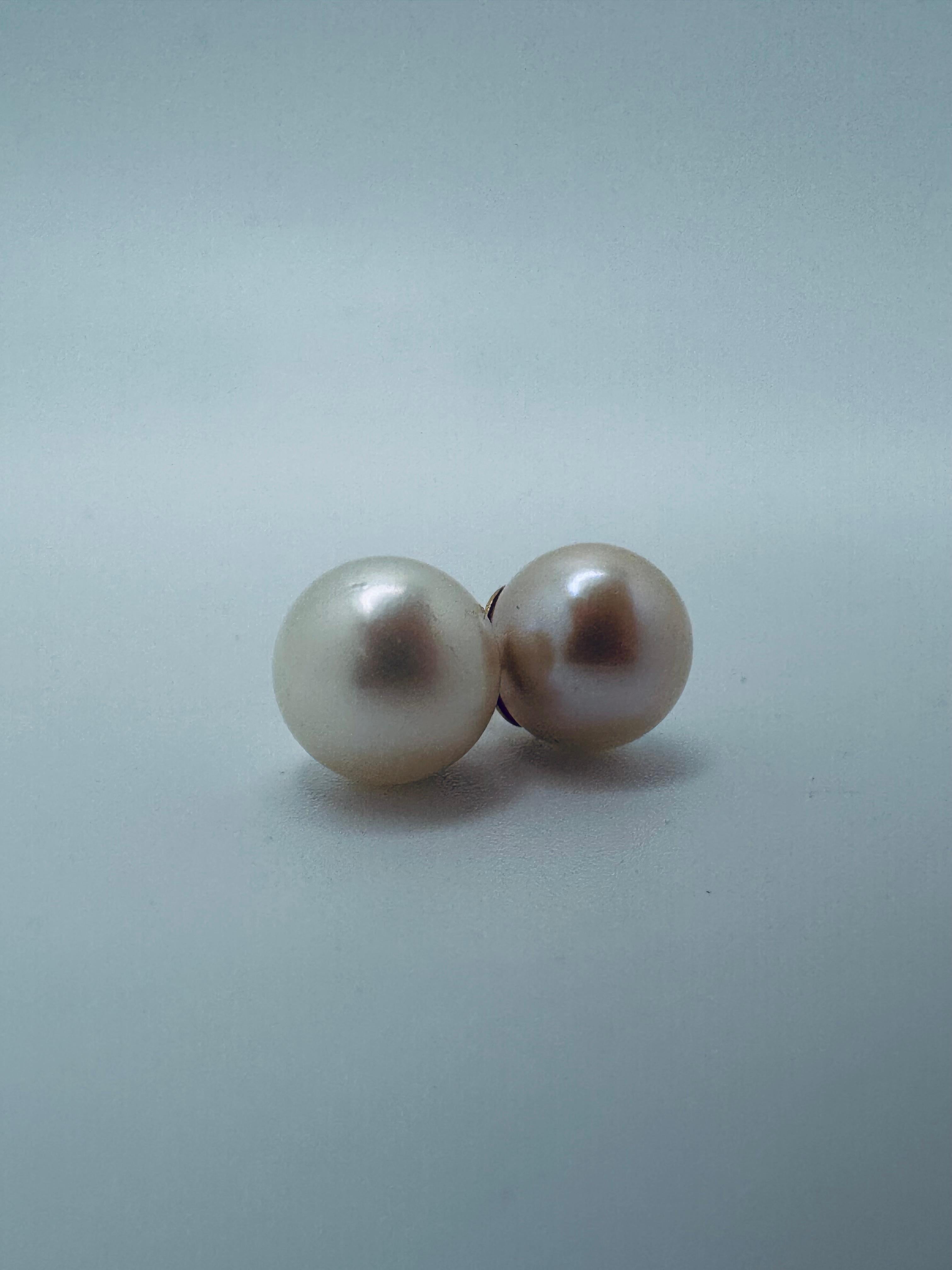 Élégantes et intemporelles, ces petites boucles d'oreilles en perles sont réalisées en or jaune 14 carats, offrant une touche raffinée à tous les looks. Chaque boucle d'oreille est ornée d'une perle Akoya lumineuse de 8,5 mm, prisée pour sa surface