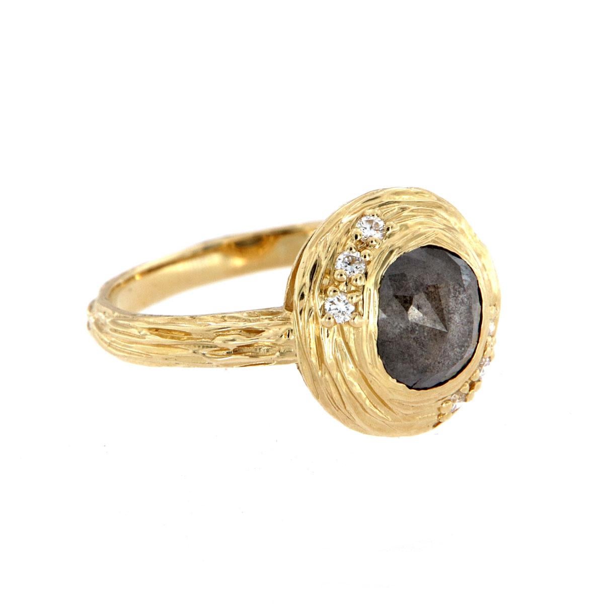 Organischer Ring aus 14 Karat Gold mit Alpinia-Salz- und Pfefferdiamanten 'Mitte 1,65 Karat (Ovalschliff) im Angebot