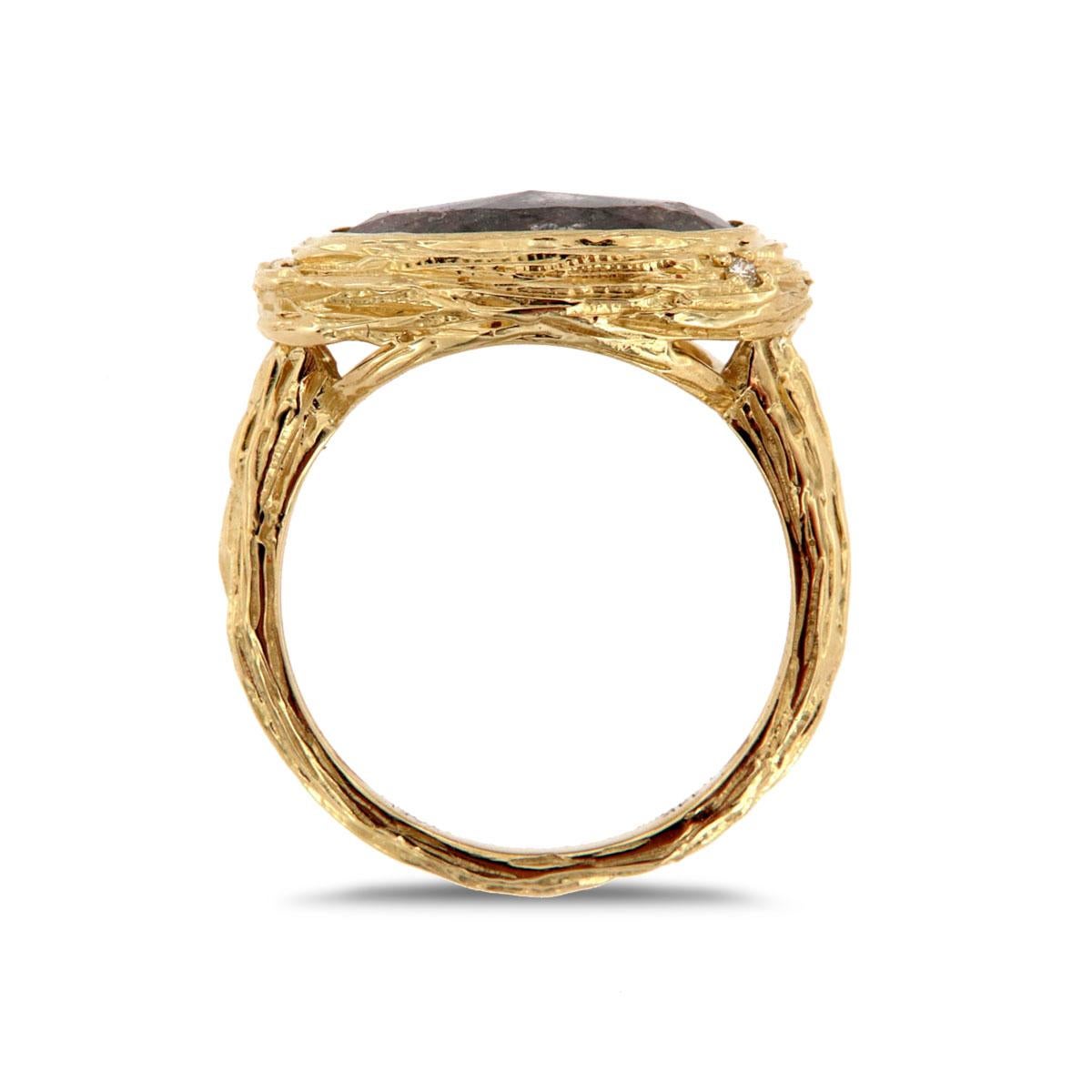 De nuestra exclusiva colección Alpinia, nos enorgullece presentar este anillo artesanal de diseño orgánico único en su especie. Una exótica combinación de un diamante natural talla Rosa Sal y Pimienta, y una cuenta de diamantes talla redonda