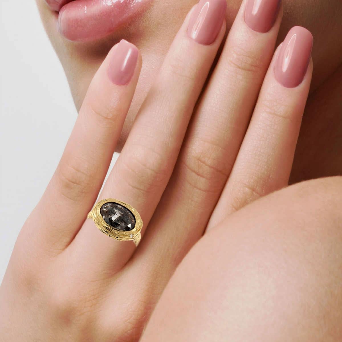 Anillo orgánico de oro de 14 quilates con diamantes Alpinia sal y pimienta 'Centro- 2,76 quilates' en Nuevo estado para la venta en San Francisco, CA