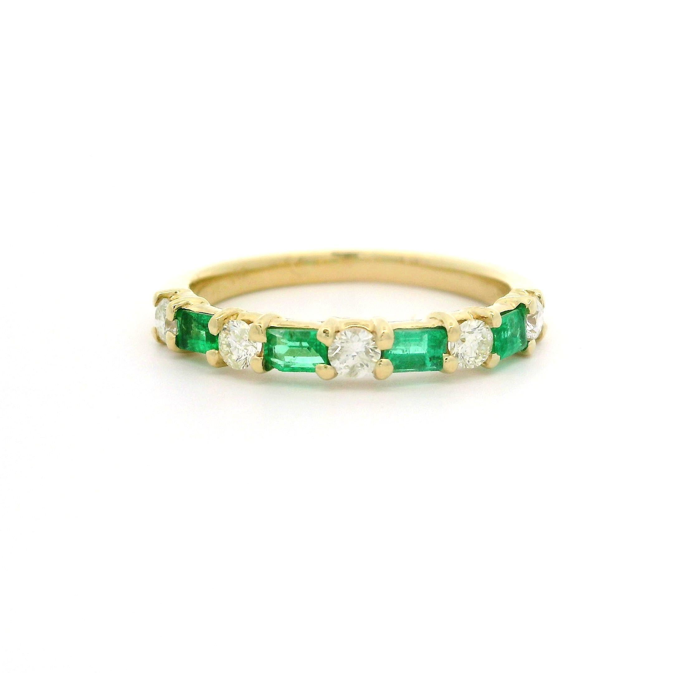 --Piedra(s):--
(4) Esmeraldas auténticas naturales - talla baguette - engastadas - bonito color verde - 0,25ctw (aprox.)
(5) Diamantes auténticos naturales - talla brillante redonda - engastados - claridad SI2-I1 - color H/I - 0,25ctw (aprox.)
Peso