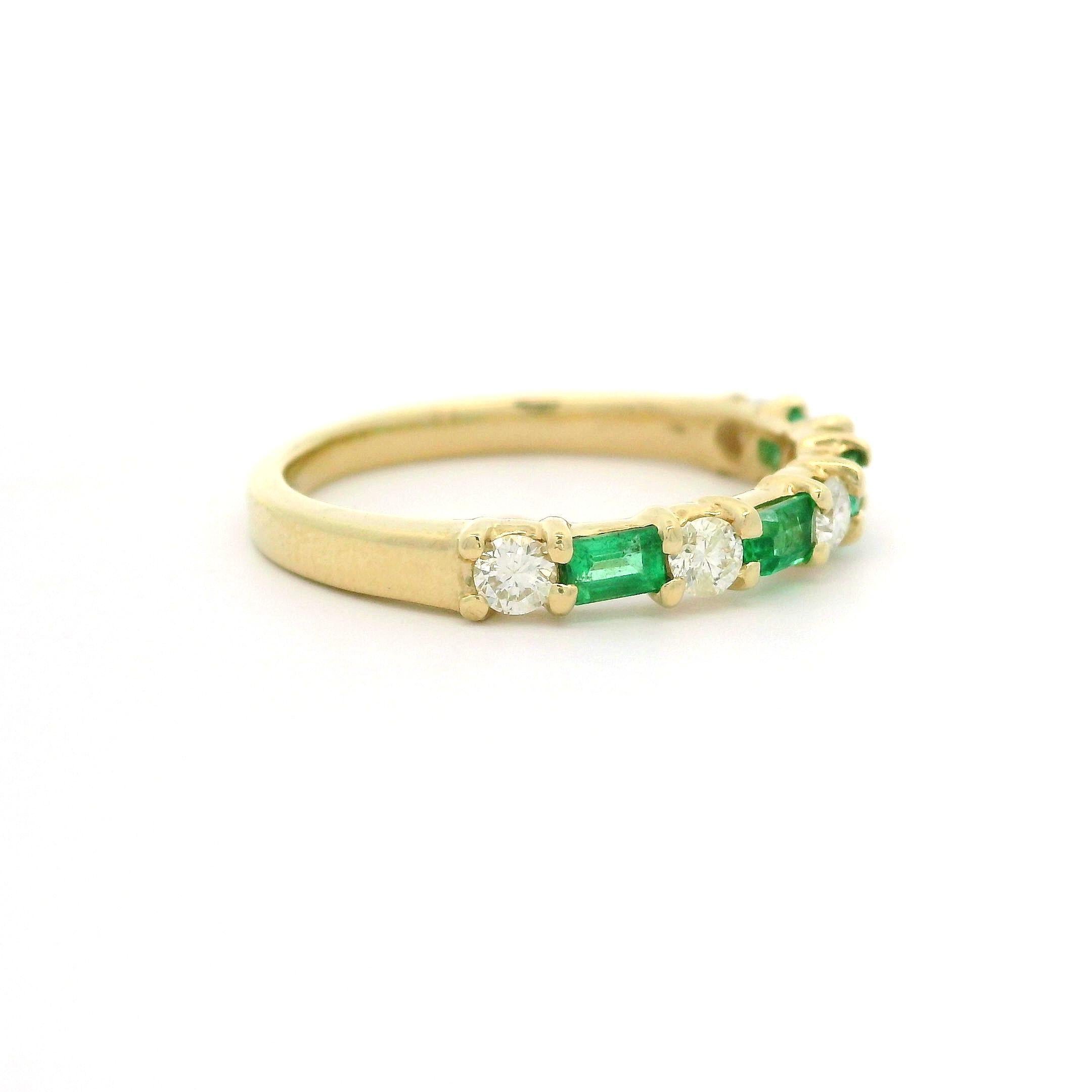 Anillo de oro amarillo de 14k con diamantes redondos y esmeraldas baguette de 0,50 ctw alternados Corte baguette