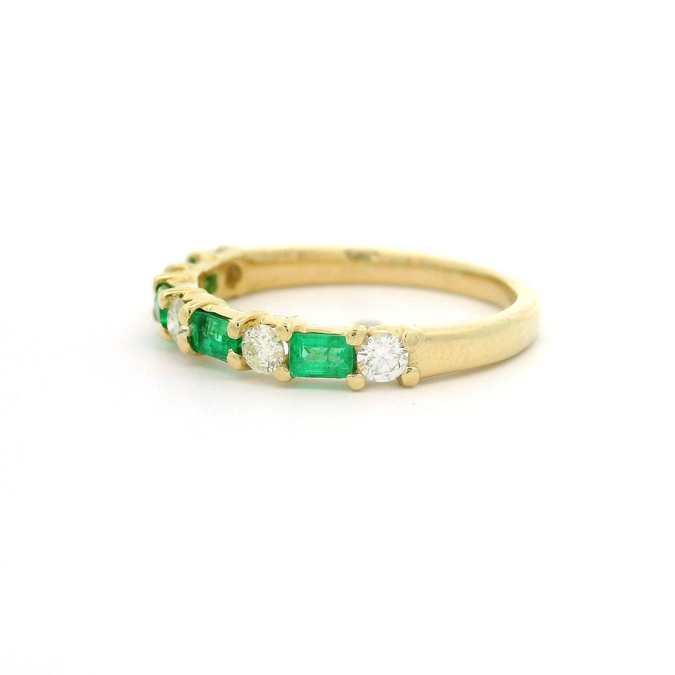 Anillo de oro amarillo de 14k con diamantes redondos y esmeraldas baguette de 0,50 ctw alternados en Excelente Estado en Montclair, NJ