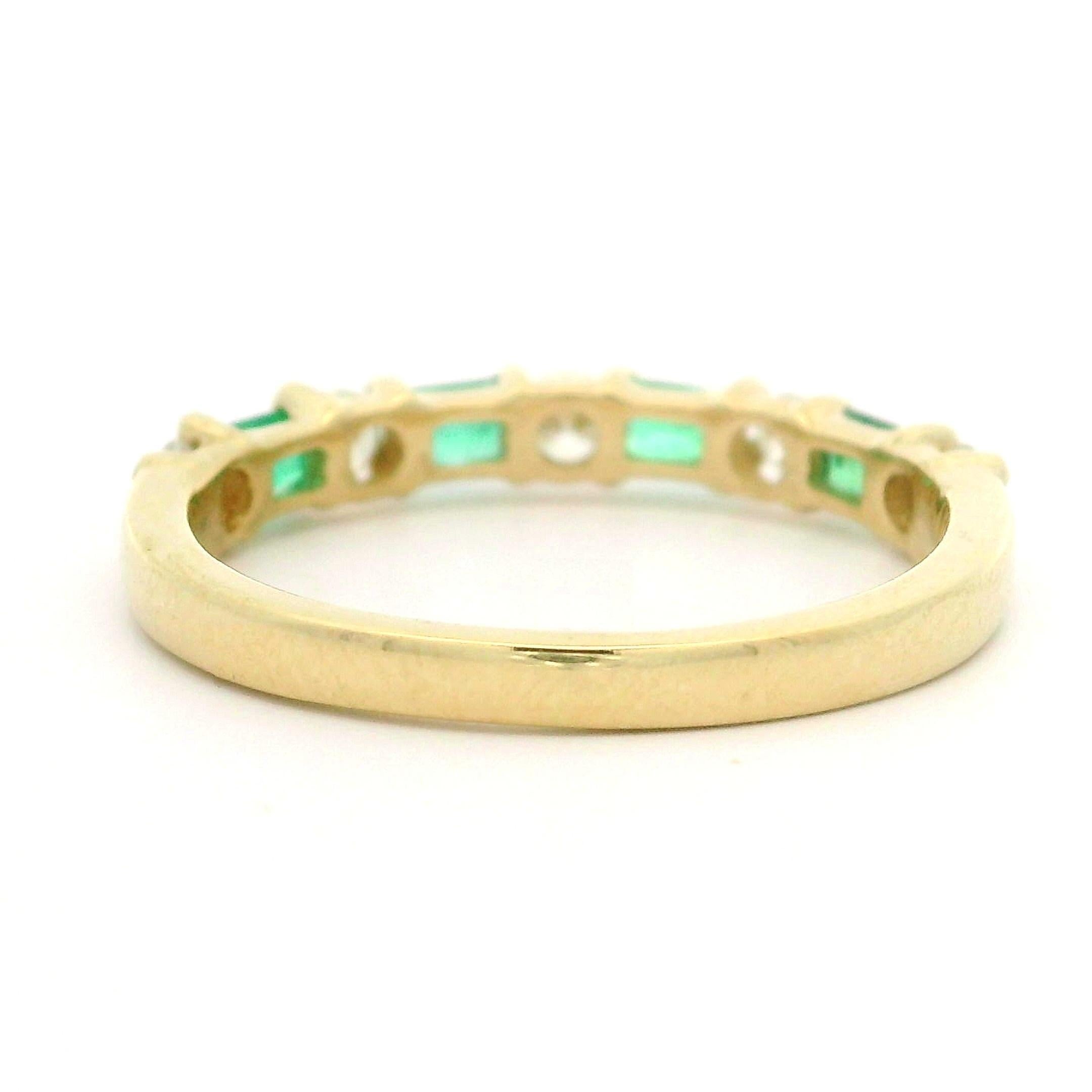 De las mujeres Anillo de oro amarillo de 14k con diamantes redondos y esmeraldas baguette de 0,50 ctw alternados
