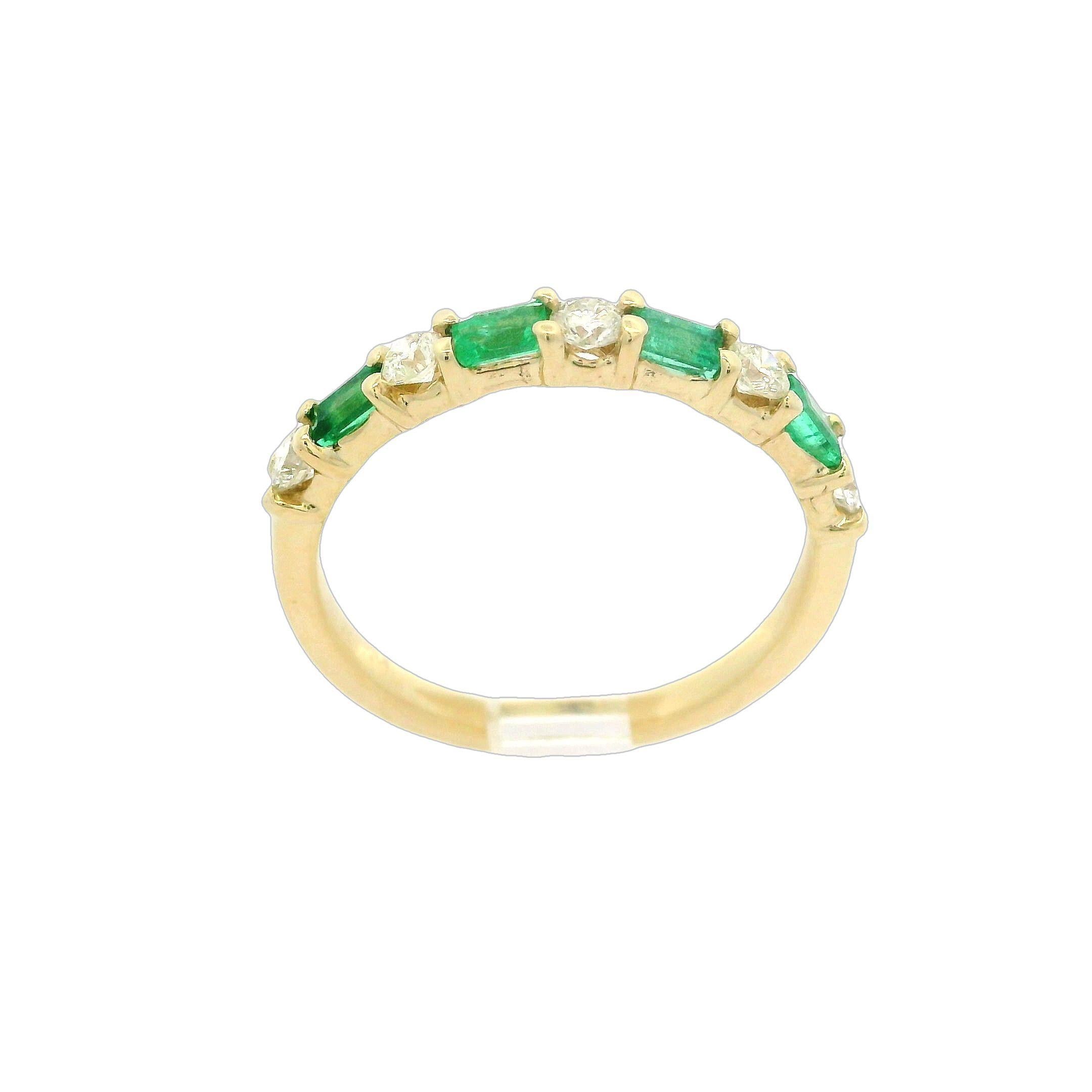 Anillo de oro amarillo de 14k con diamantes redondos y esmeraldas baguette de 0,50 ctw alternados 1