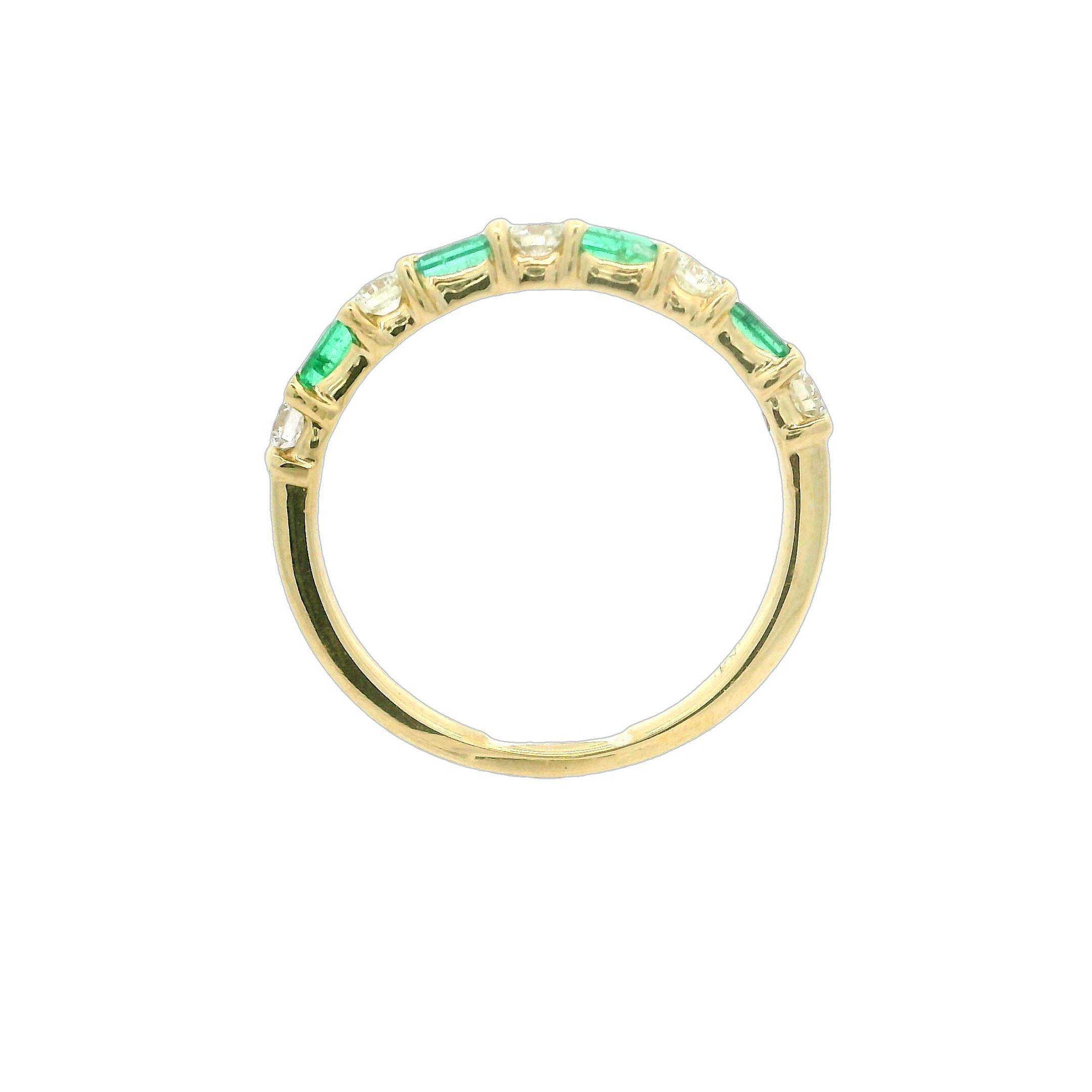 Anillo de oro amarillo de 14k con diamantes redondos y esmeraldas baguette de 0,50 ctw alternados 2