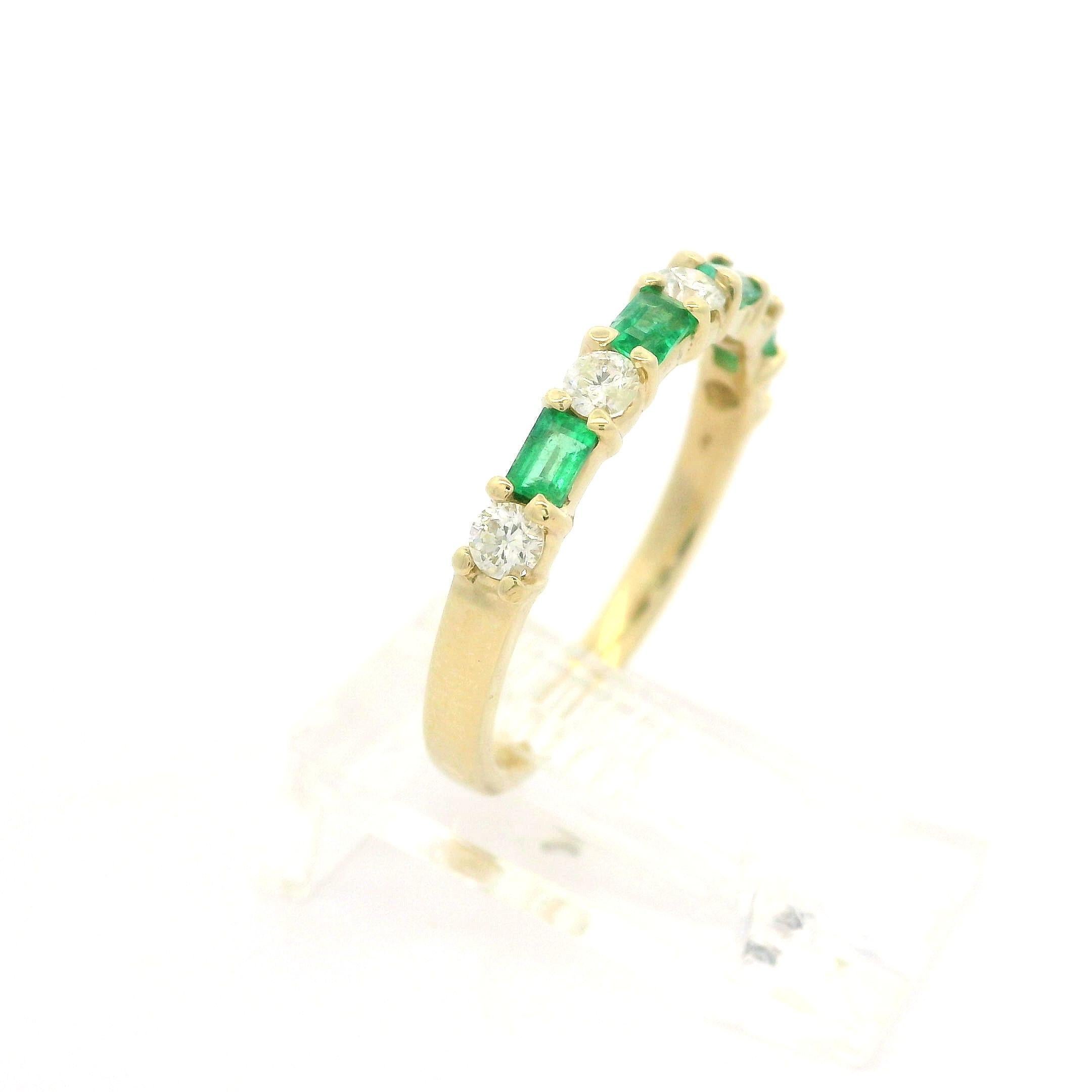 Anillo de oro amarillo de 14k con diamantes redondos y esmeraldas baguette de 0,50 ctw alternados 3