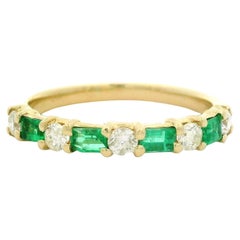 Anillo de oro amarillo de 14k con diamantes redondos y esmeraldas baguette de 0,50 ctw alternados