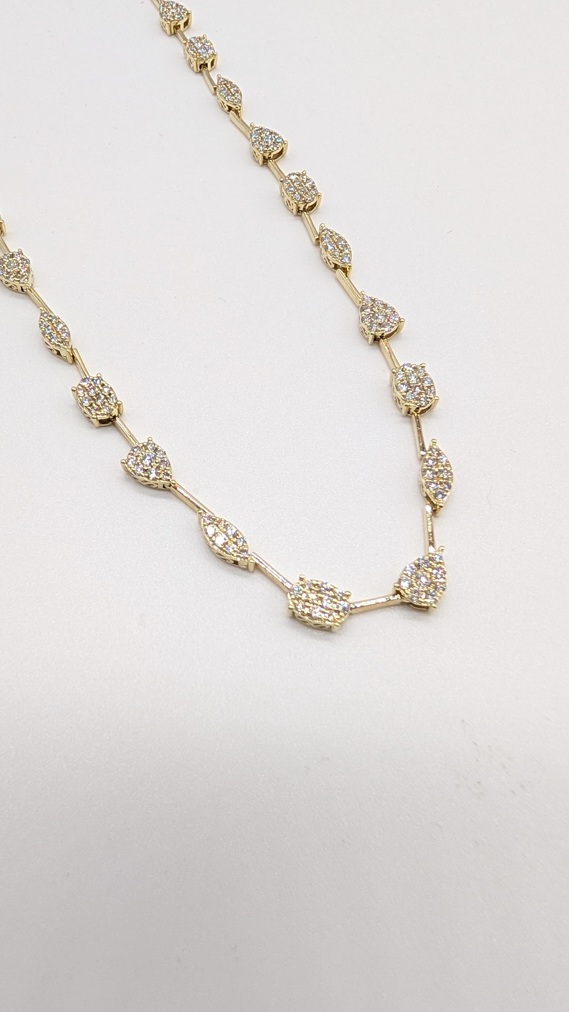 Diese atemberaubende Halskette aus 14-karätigem Gelbgold mit 198 natürlichen Diamanten im Brillantschliff von insgesamt 3,87 Karat ist ein Beispiel für Brillanz und Handwerkskunst. Jeder Diamant ist fachmännisch in einem eleganten, abwechselnden
