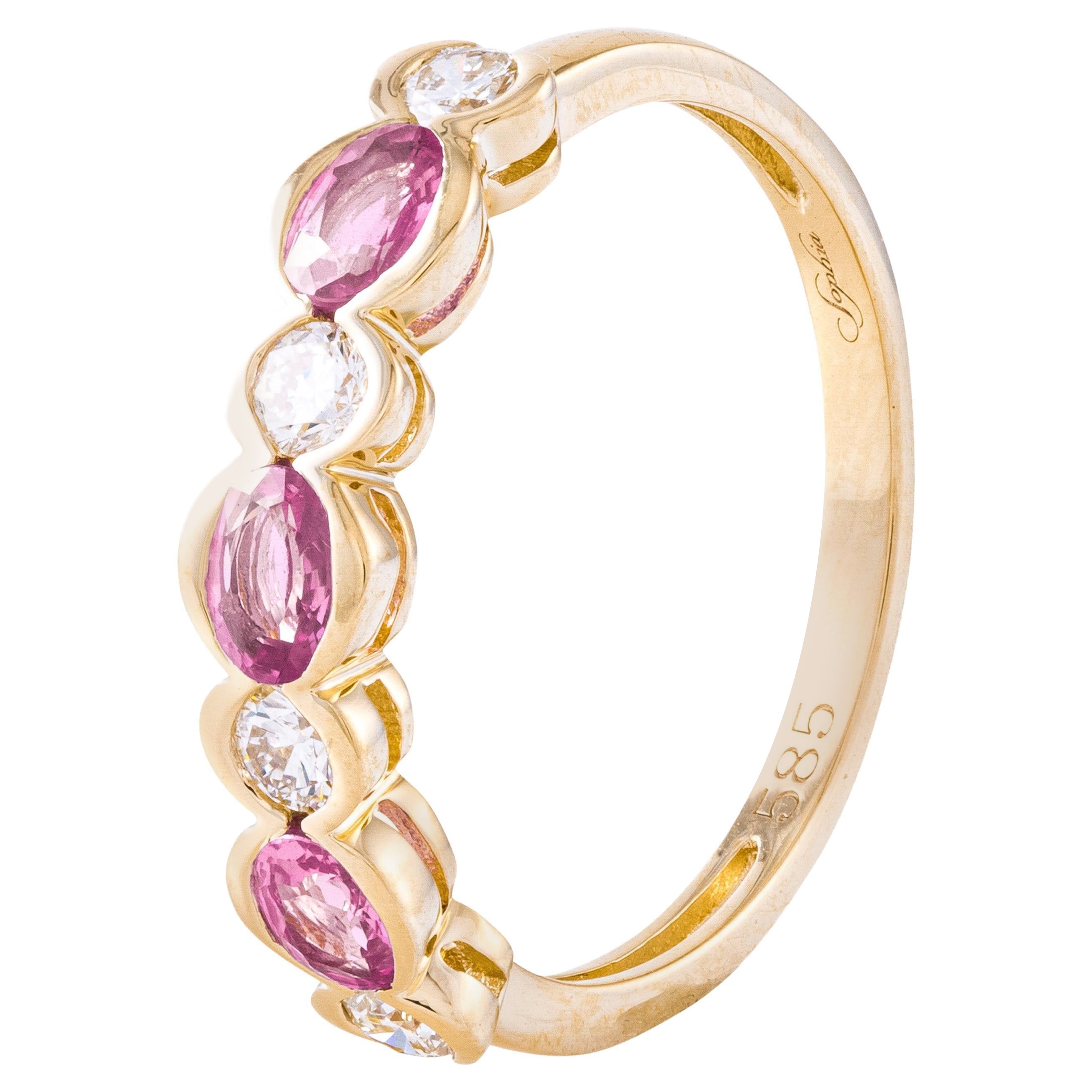 Anello a fascia in oro giallo 14K con zaffiro rosa e diamante rotondo alternati in vendita