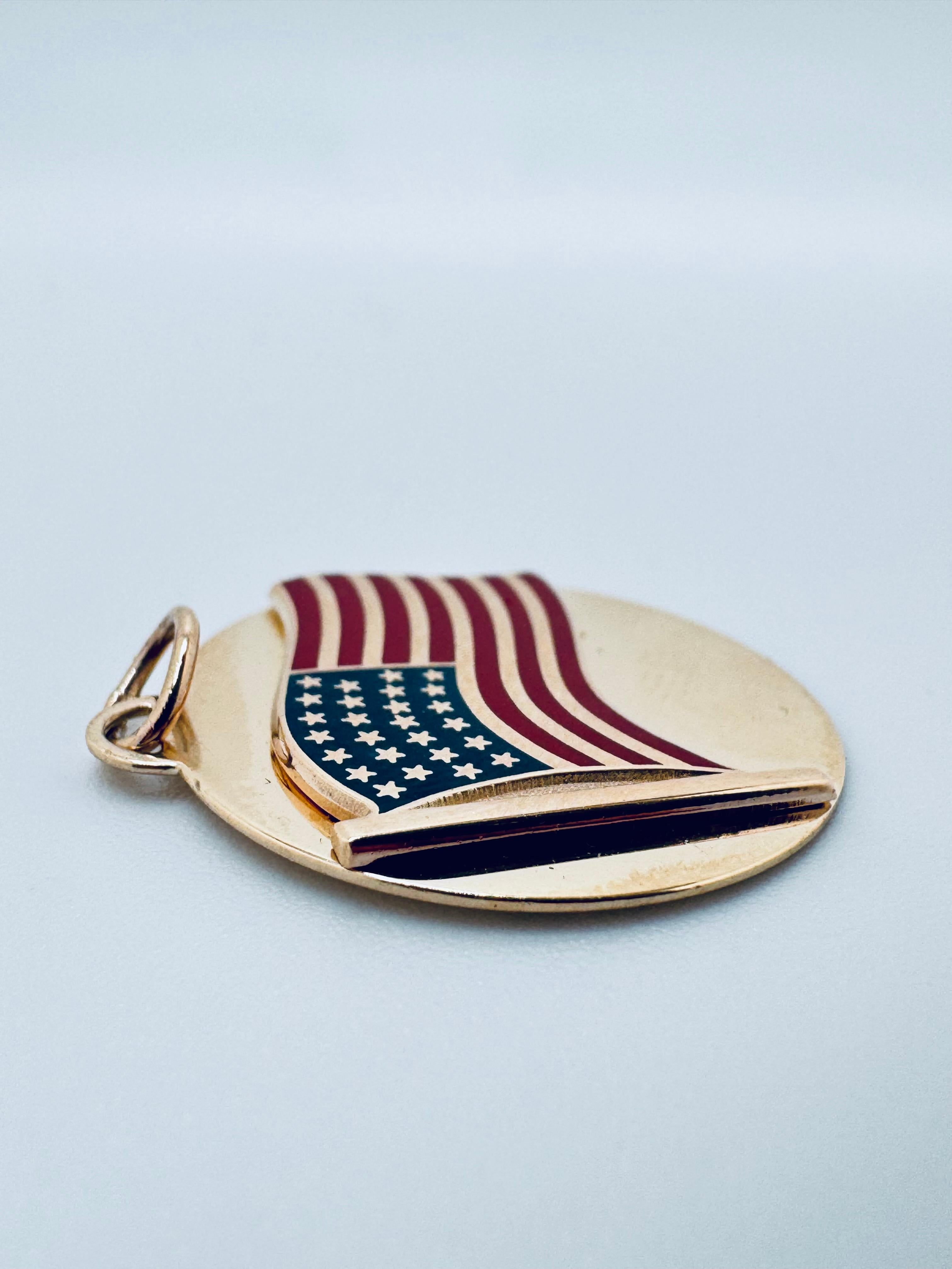 Charm en or jaune 14K avec drapeau américain en forme de cercle Unisexe en vente
