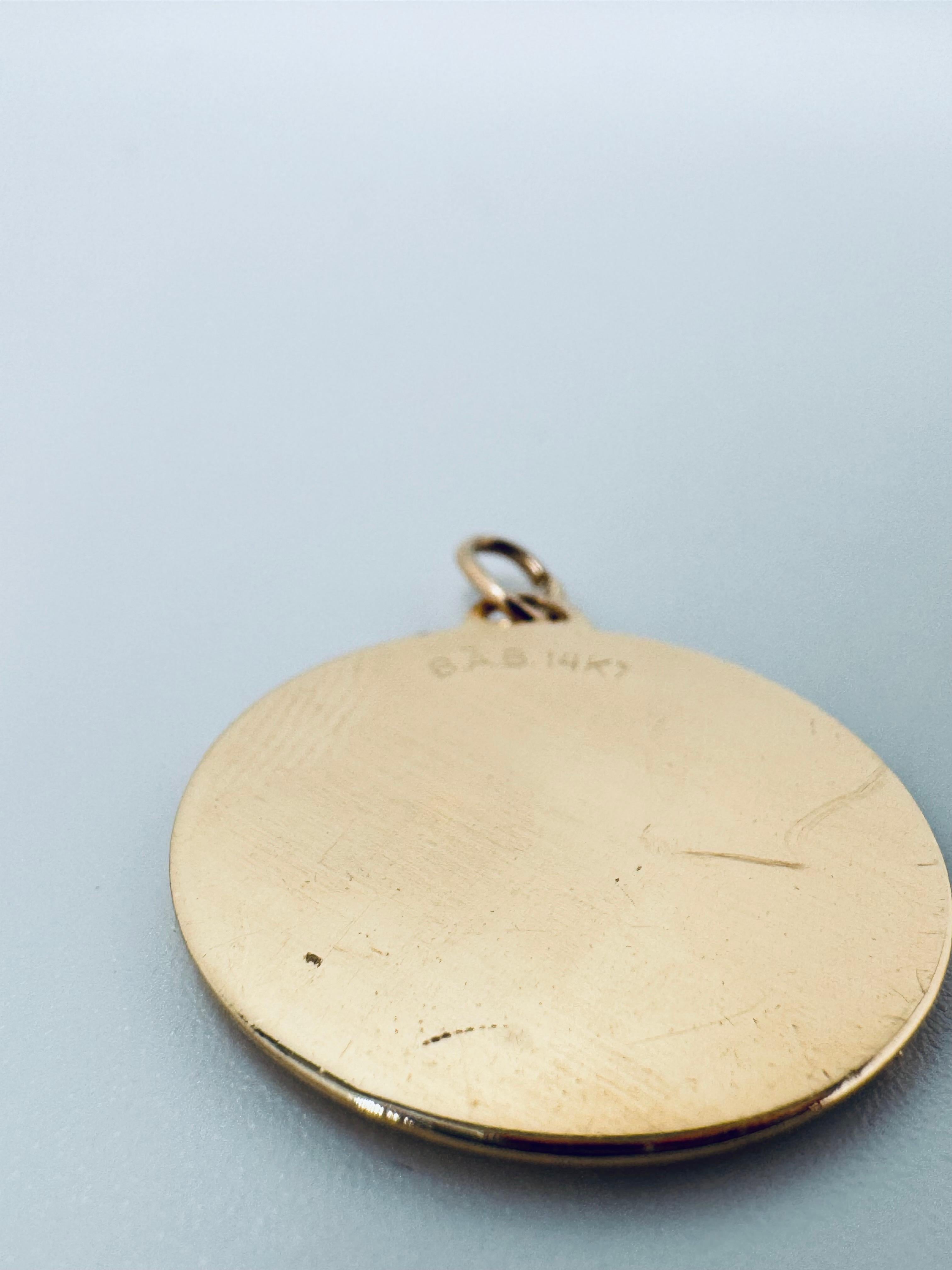 Charm en or jaune 14K avec drapeau américain en forme de cercle en vente 1