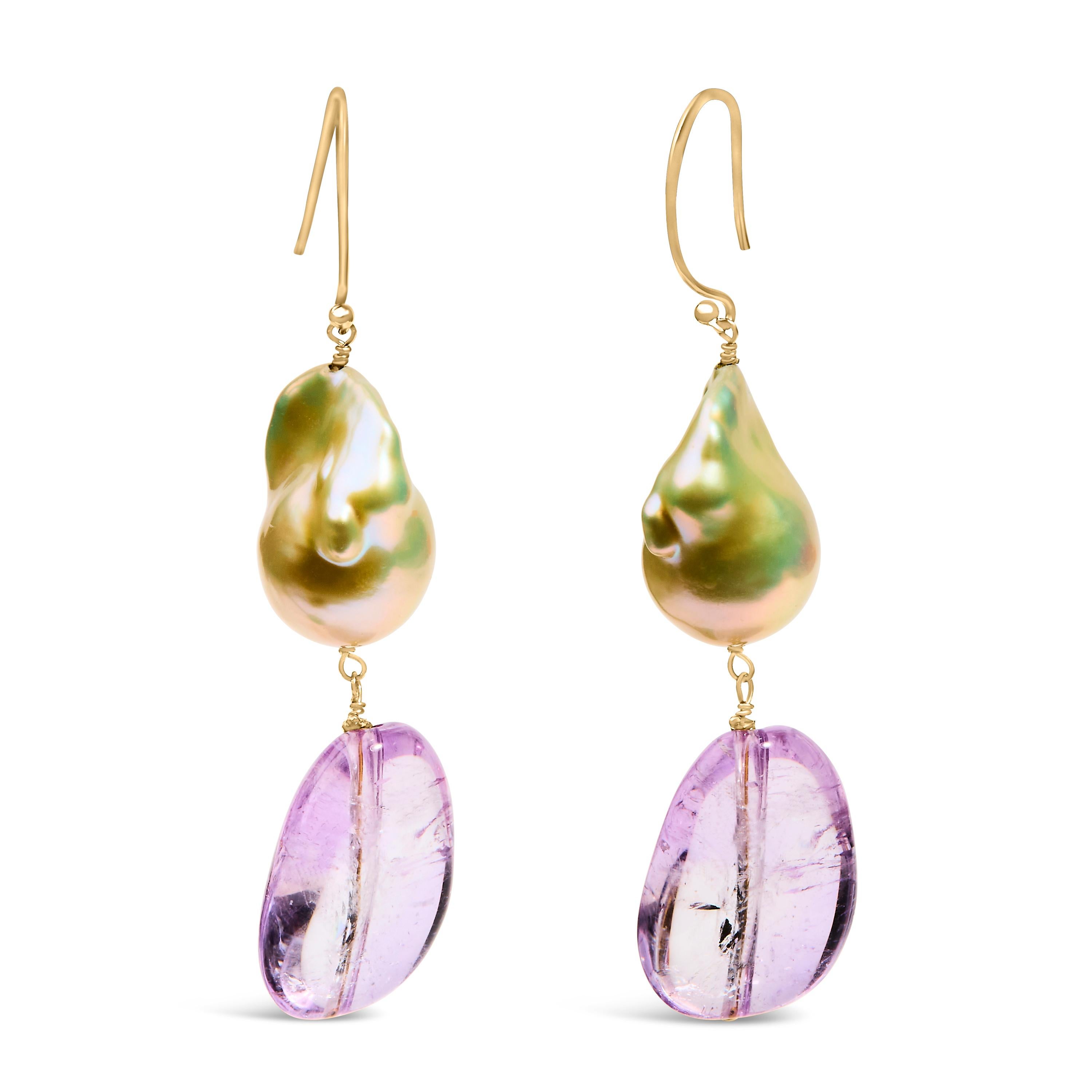 Eleva il tuo ensemble con questi squisiti orecchini a goccia e pendenti, realizzati in oro giallo 14K. Ogni pezzo è caratterizzato da un'ametista di origine naturale e arricchita di colore, la cui audace asimmetria e le tonalità lavanda incantano