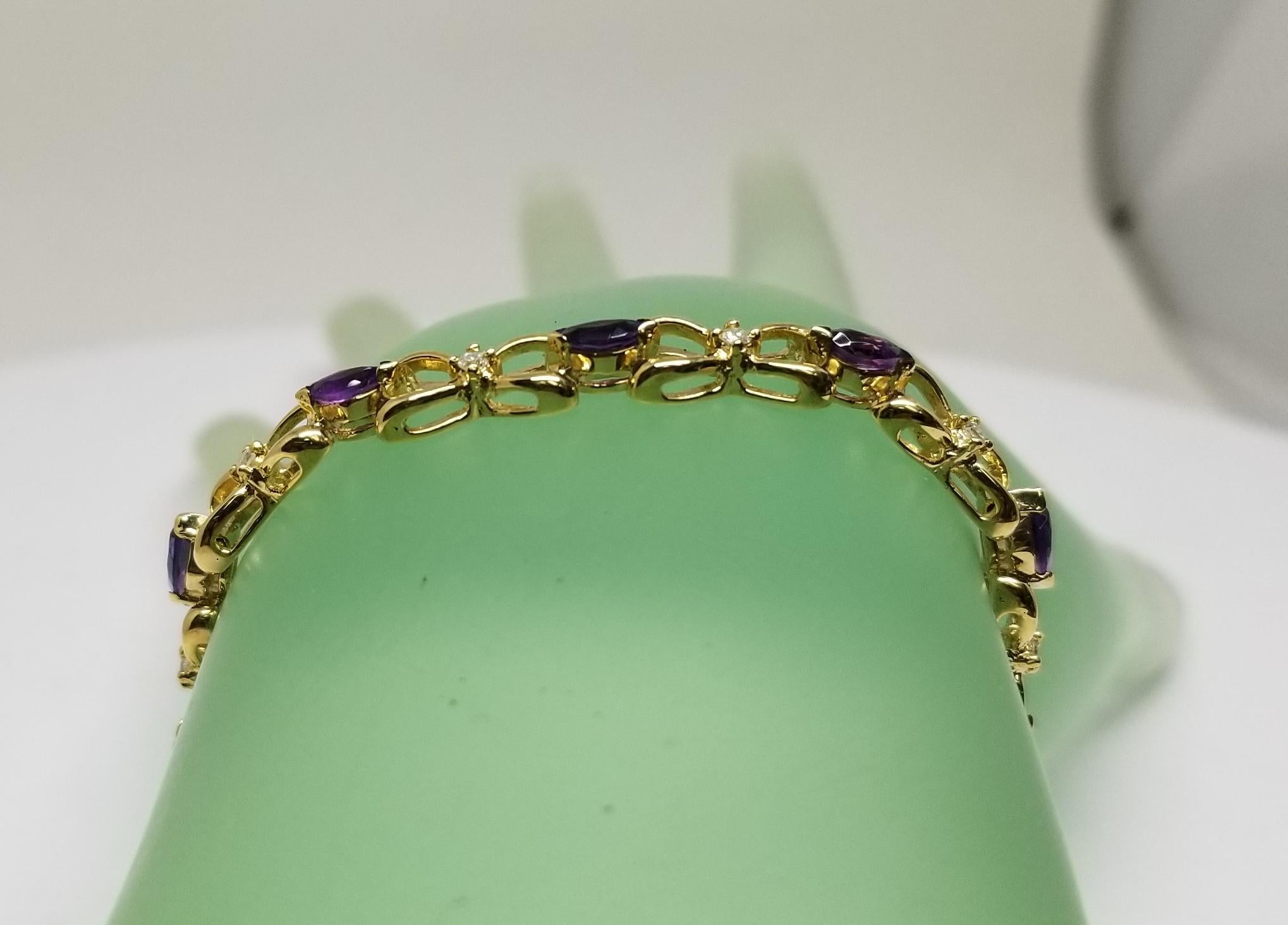 Armband aus 14 Karat Gelbgold mit Amethysten und Diamanten (Marquiseschliff) im Angebot