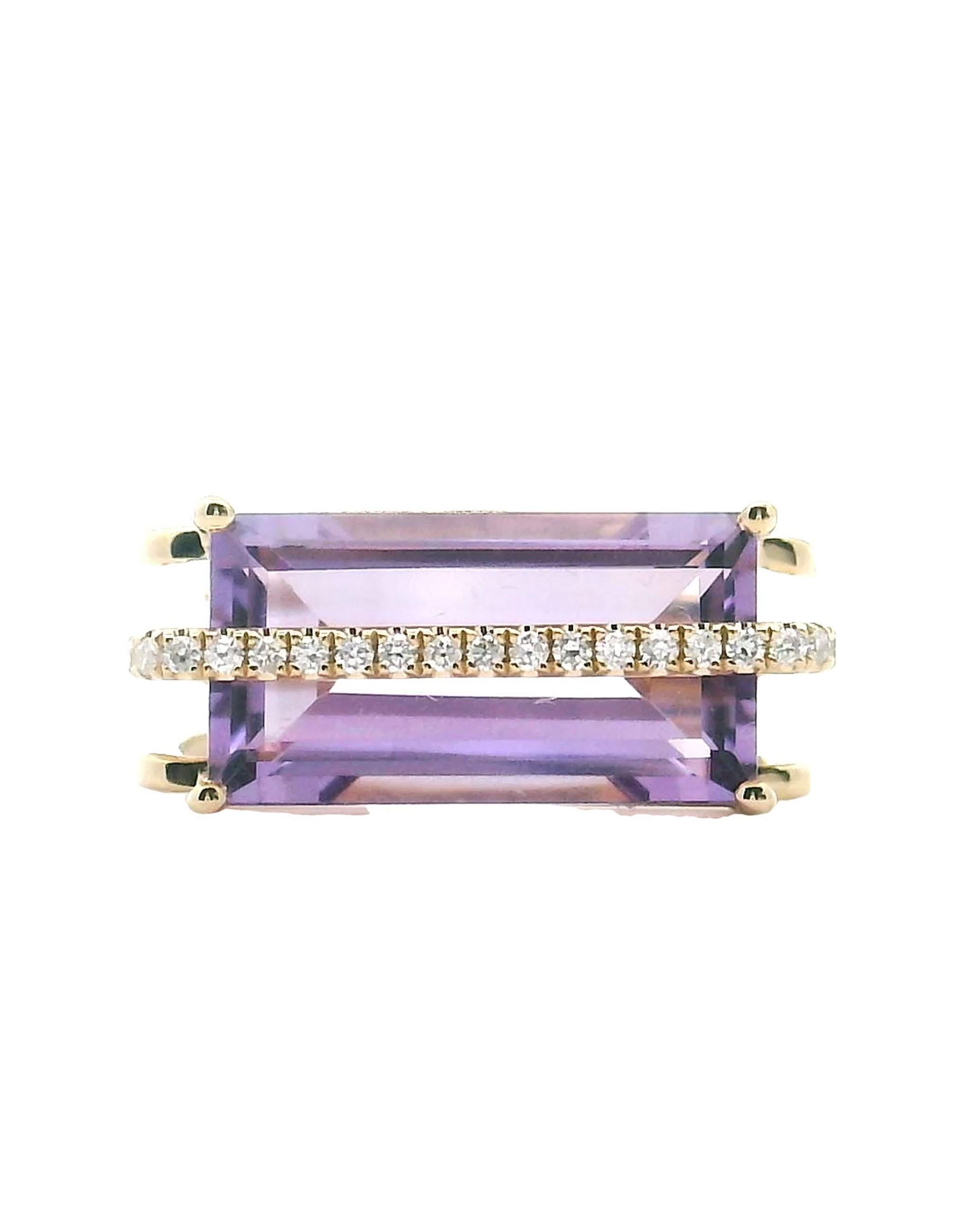 Geometrischer Ring aus 14 Karat Gelbgold mit runden, facettierten Diamanten mit einem Gesamtgewicht von 0,13 Karat und einem rechteckigen, facettierten Amethyst in der Mitte mit einem Gesamtgewicht von 5,29 Karat.

- Fingergröße:  6.5
- Diamanten