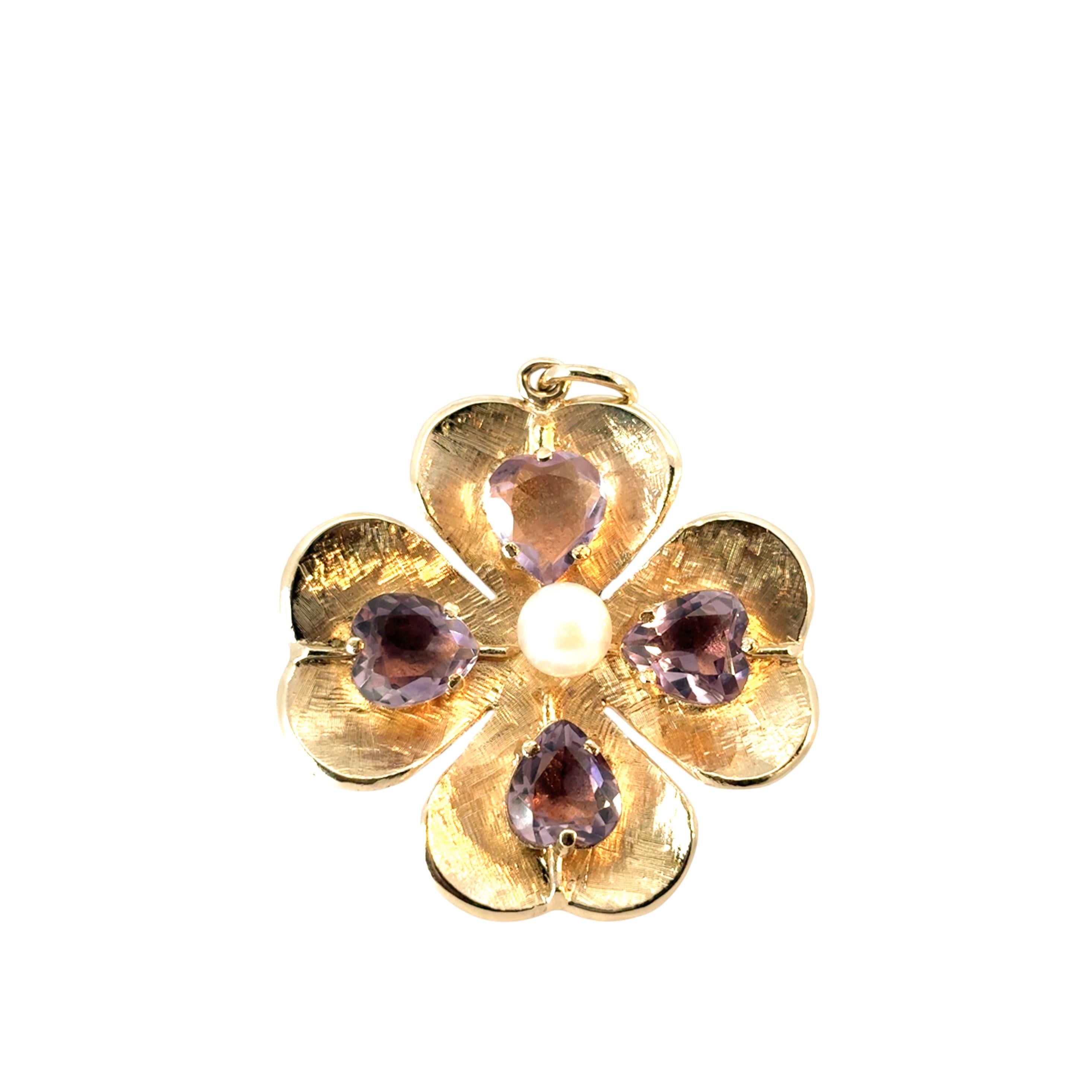 Ce magnifique pendentif Trèfle en or 14K est en excellent état et est prêt à être expédié !

Produit : Pendentif
MATERIAL : Ce pendentif est en or jaune 14k et comporte quatre améthystes et une perle au centre.
Dimensions de l'article : Le pendentif