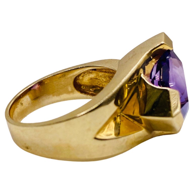 14k yellow gold ring with 7-7.5 carat amethyst. Size 7.25. Dwt 6.5