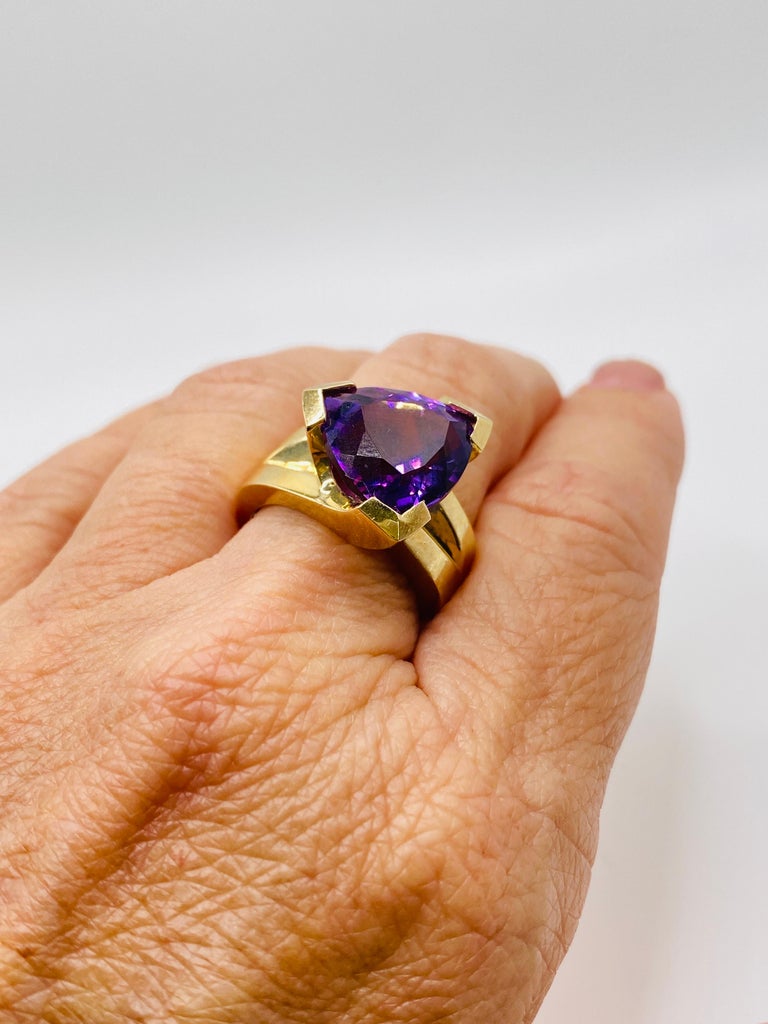 Women's or Men's 7.5 Carat Amethyst Yellow Gold Cocktail Ring For Sale