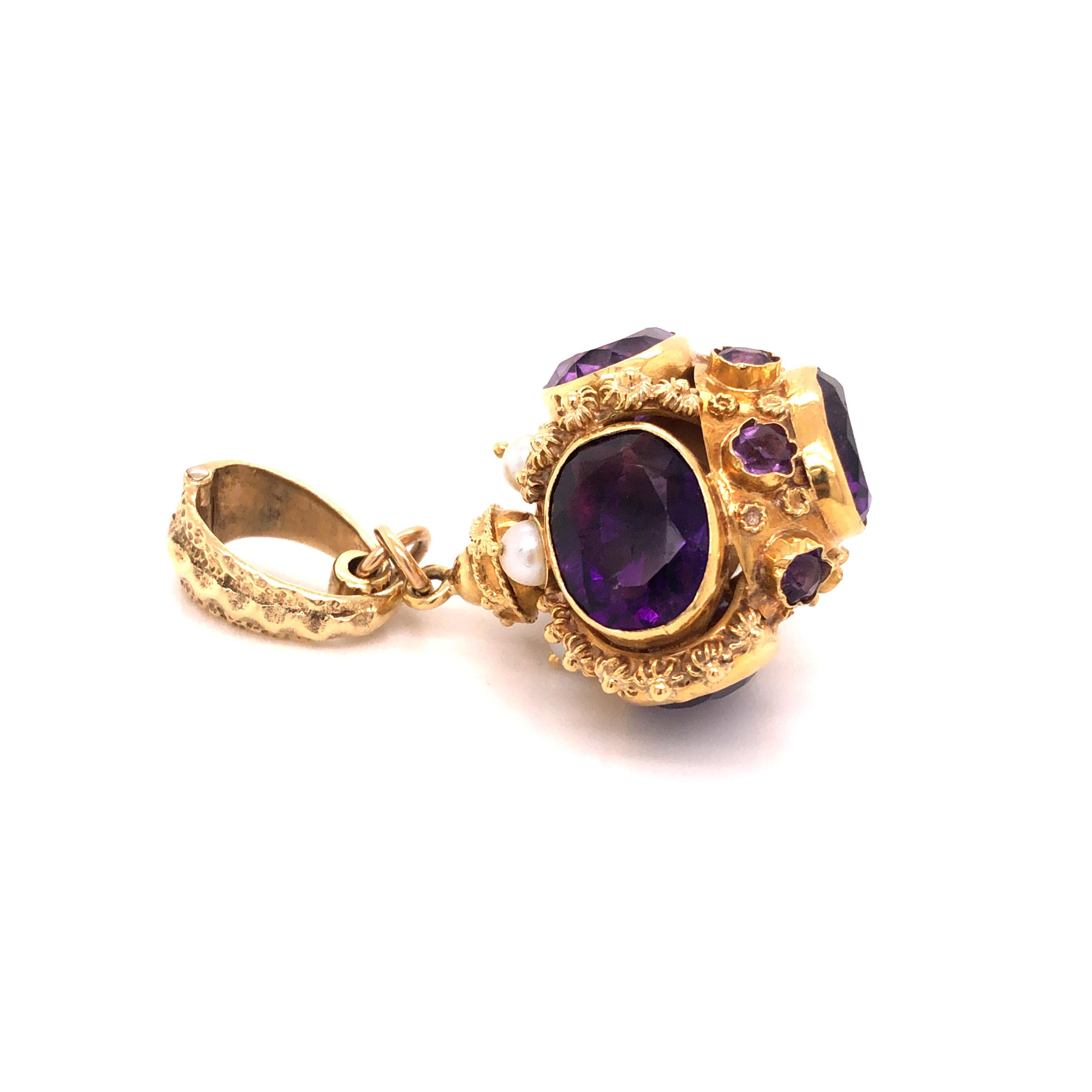 A vintage 14K yellow gold pendant featuring round and oval-shaped amethysts measuring 4.00 mm - 12.66 x 9.90 mm and weighing a total of approximately 20.00 carats, enhanced by cultured pearls measuring 4.10 mm - 4.20 mm, set in 14k