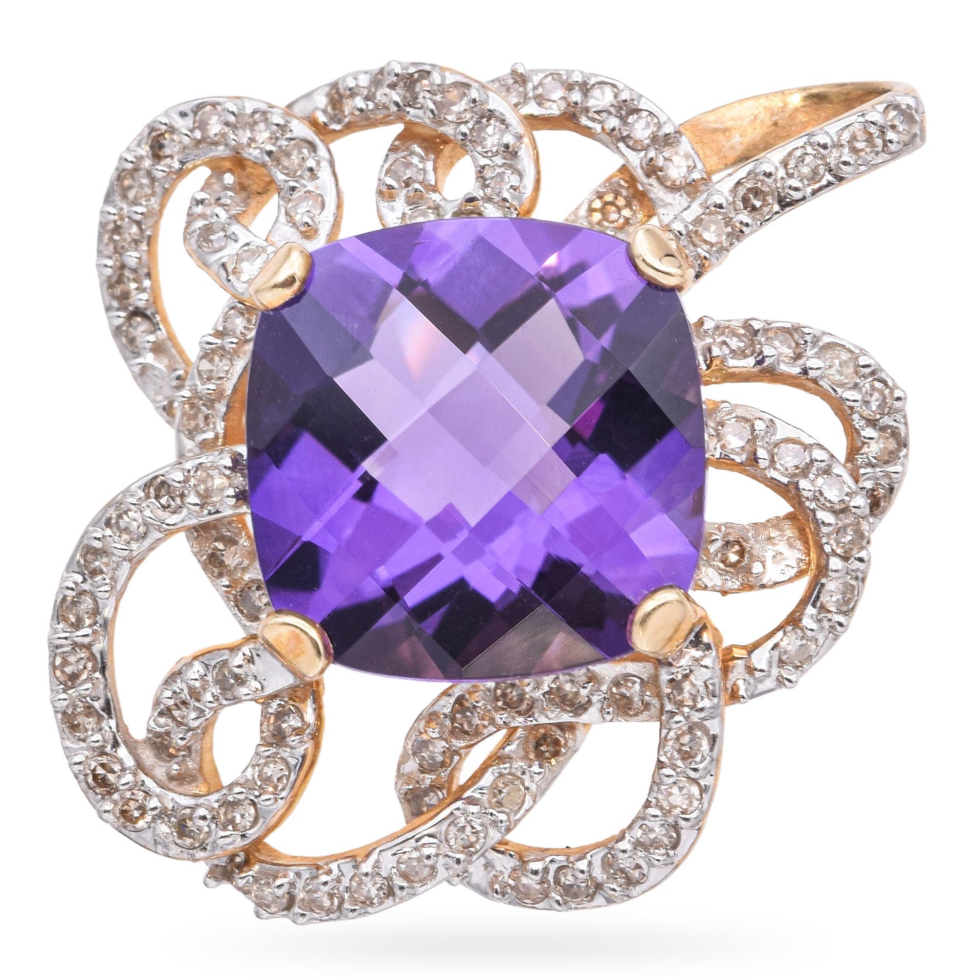 Riche en couleurs et d'un style classique, ce pendentif présente une améthyste remarquable sertie dans de l'or jaune 14 carats, rehaussée de diamants naturels étincelants. La teinte violette profonde de l'améthyste est magnifiquement complétée par