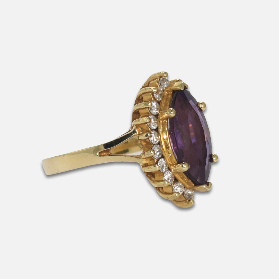 14k Gelbgold Ring mit Amethyst und Diamanten.
Gestempelt 14k und wiegt 6,2 Gramm.
Der marquiseförmige Amethyst misst 13 mm x 7 mm und hat eine tiefe, satte violette Farbe.
Die umliegenden Diamanten sind runde Brillanten mit einem Gesamtgewicht von