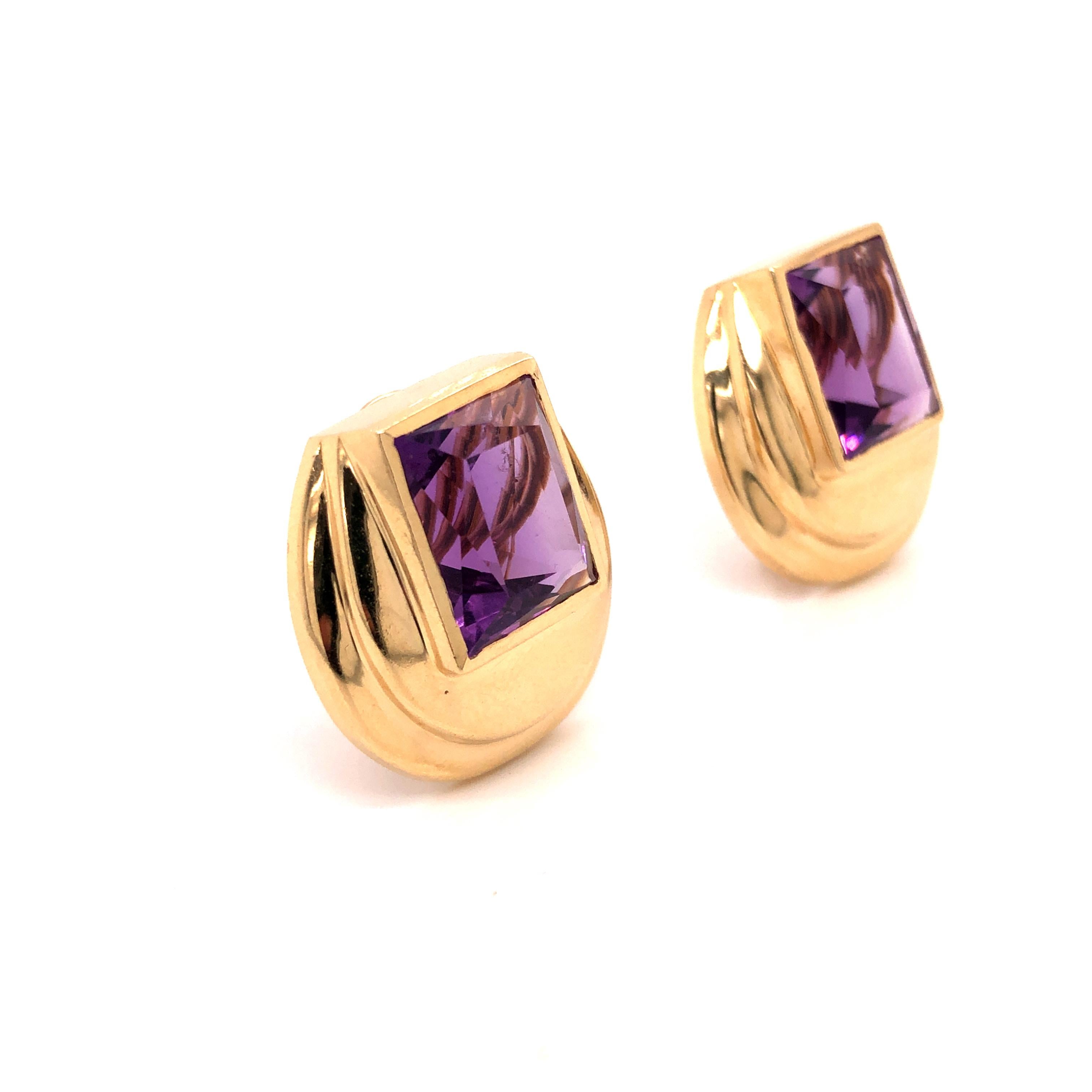 14K yellow gold earrings featuring 2 rectangular amethyst measuring at 12.5 mm x 14.5 mm

Stone: Amethyst

Metal: 14K Yellow Gold

Size: 23mm x 25mm

Total Weight: 19.7 grams