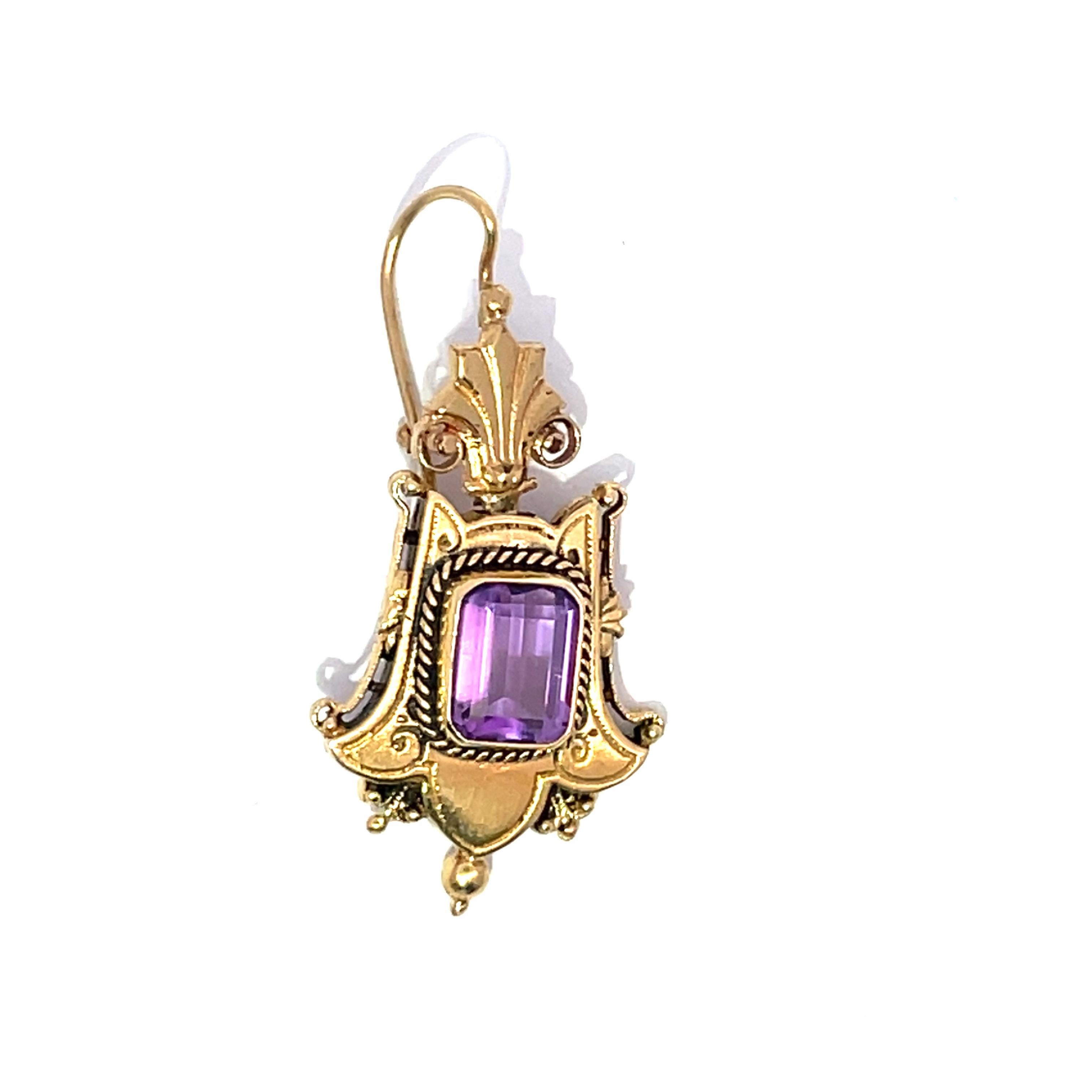 Lasciati conquistare dall'eleganza senza tempo dei nostri orecchini in oro antico con ametista, un paio di orecchini pendenti antichi che fondono senza sforzo il fascino classico con la raffinatezza moderna. Realizzati in lussuoso oro giallo 14