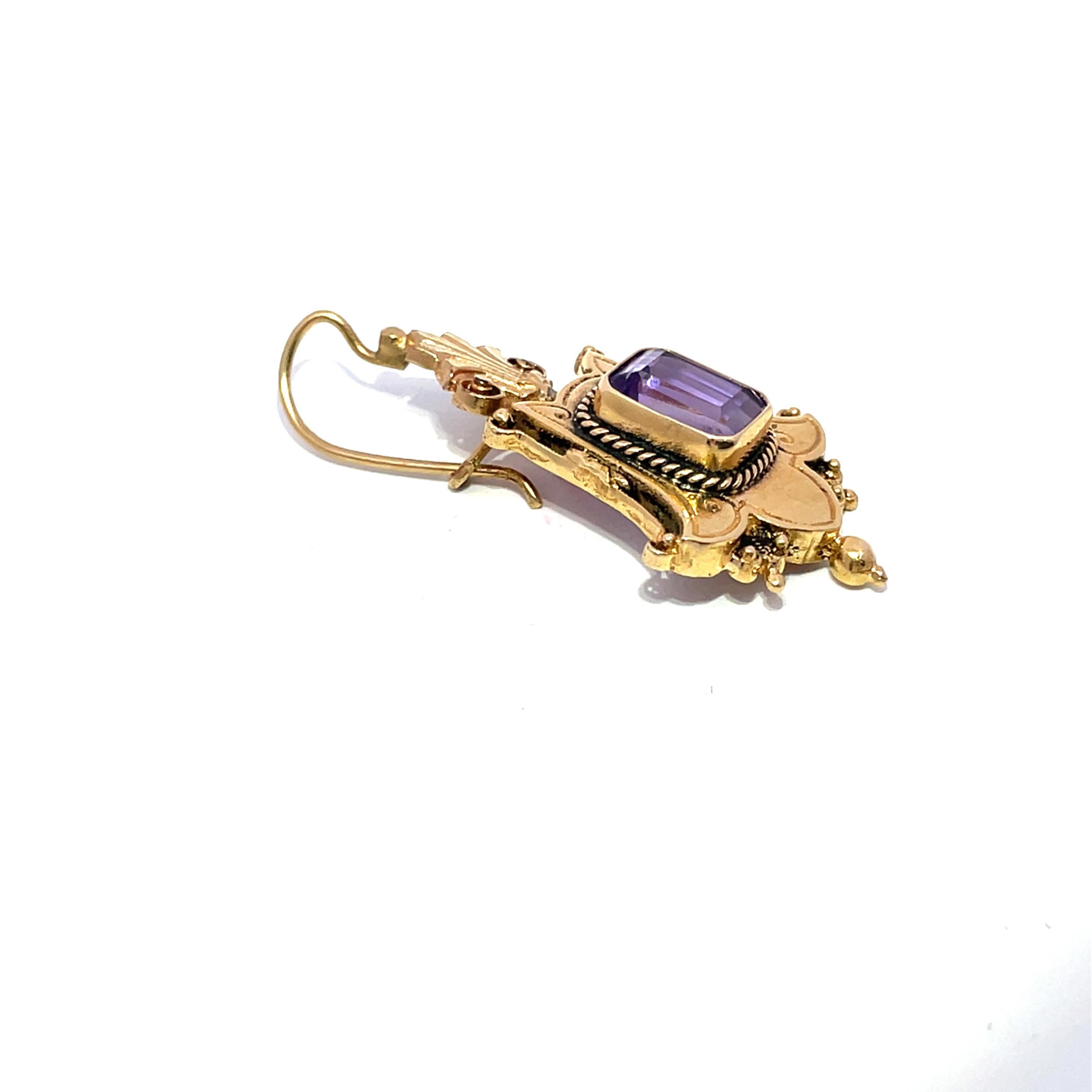 Orecchini pendenti antichi con pietra ametista in oro giallo 14K In condizioni ottime in vendita a New York, NY