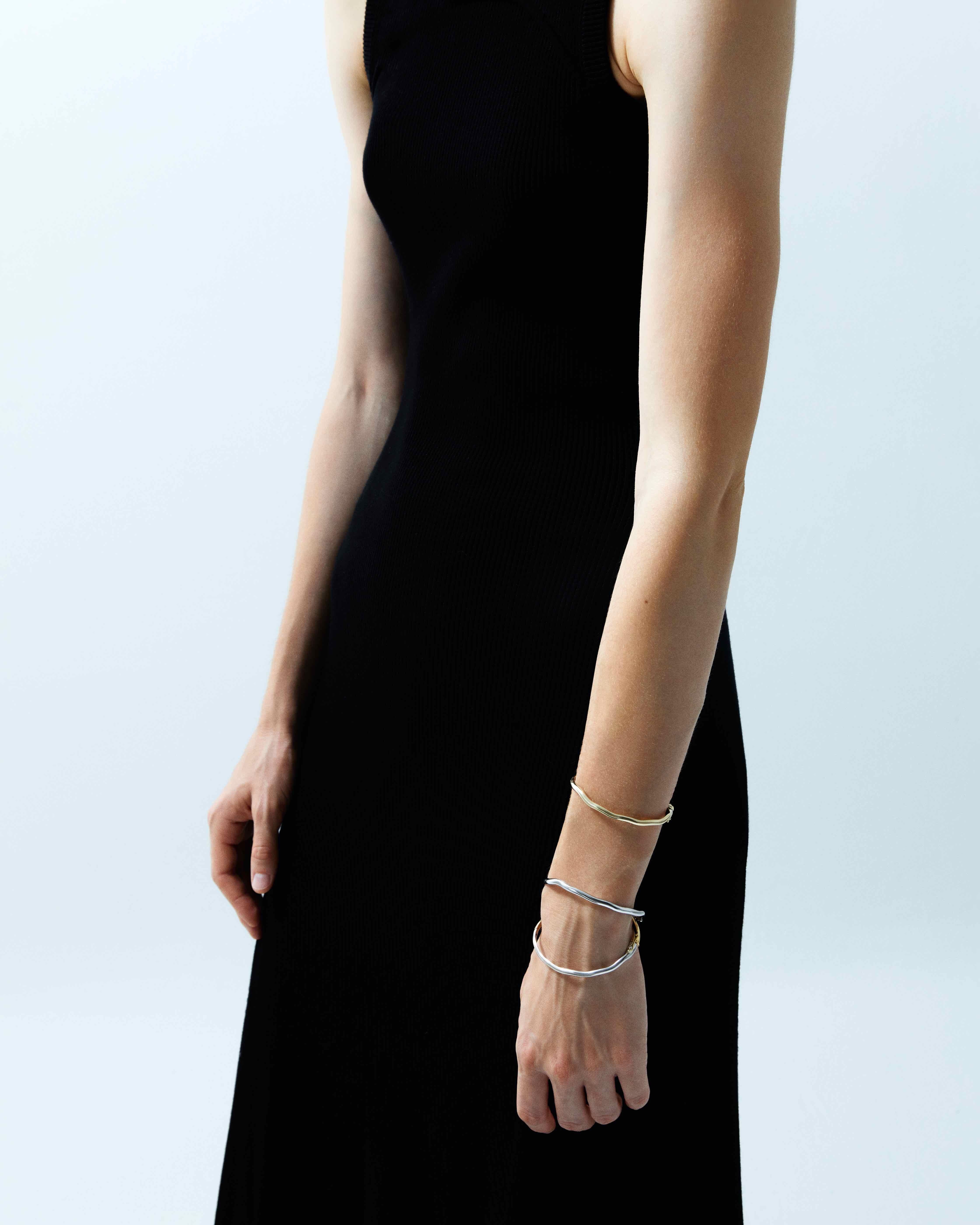 Moderne Bracelet jonc Amorph en or jaune 14 carats avec 0,26 carat de diamants en vente