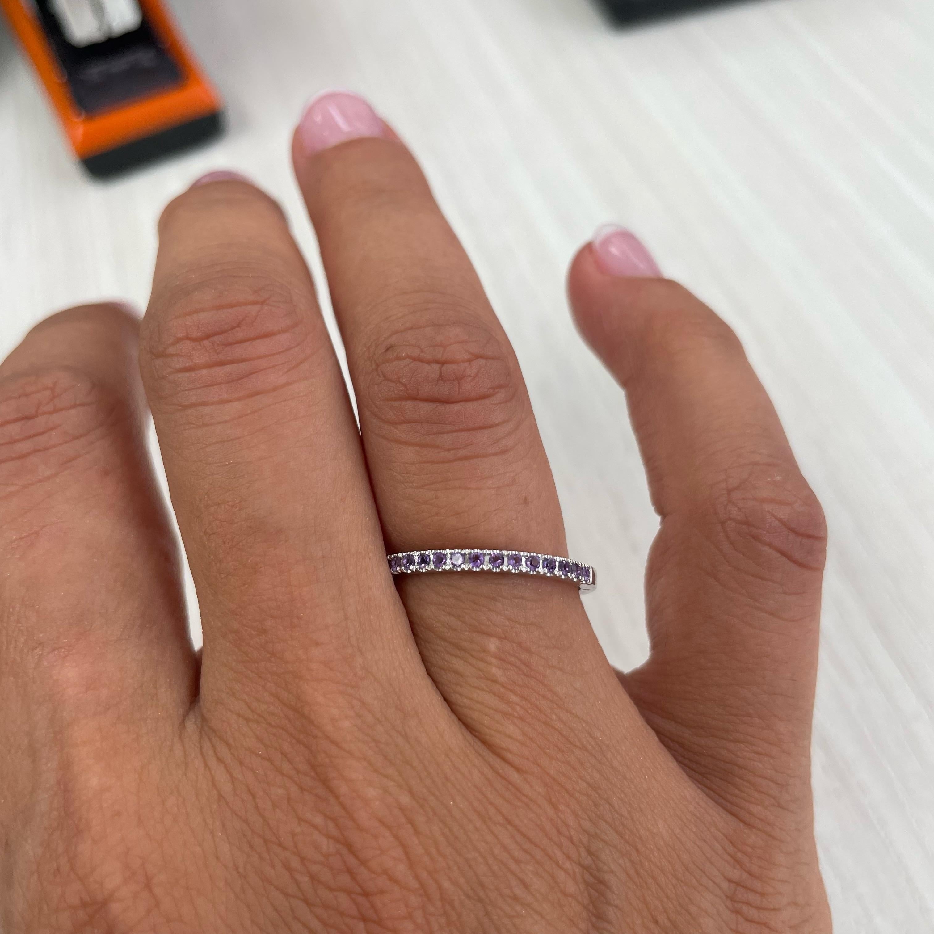 Charmantes Design - Dieses stapelbare, halbkreisförmige Band ist aus 14 Karat Gold gefertigt und mit einem runden Amethysten von ca. 0,17 Karat besetzt, erhältlich in Weiß-, Gelb- und Roségold
 Maße für die Ringgröße: Die Fingergröße dieses