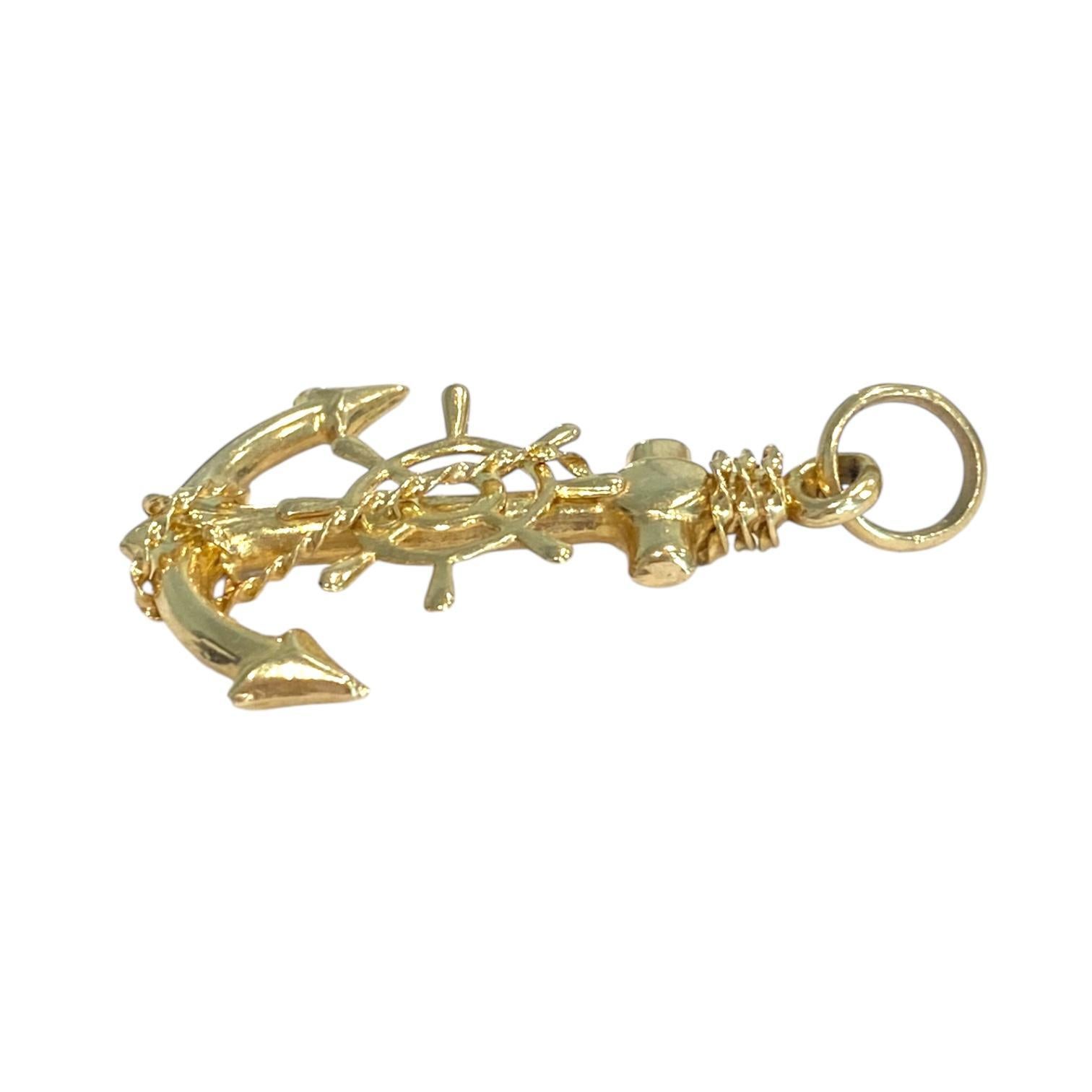 Elaborado en oro amarillo de 14 quilates, el colgante presenta un diseño de ancla entrelazado con una rueda de barco. La pieza presenta detalles intrincados que realzan su temática náutica.

El ancla es un símbolo de estabilidad, fuerza y seguridad.