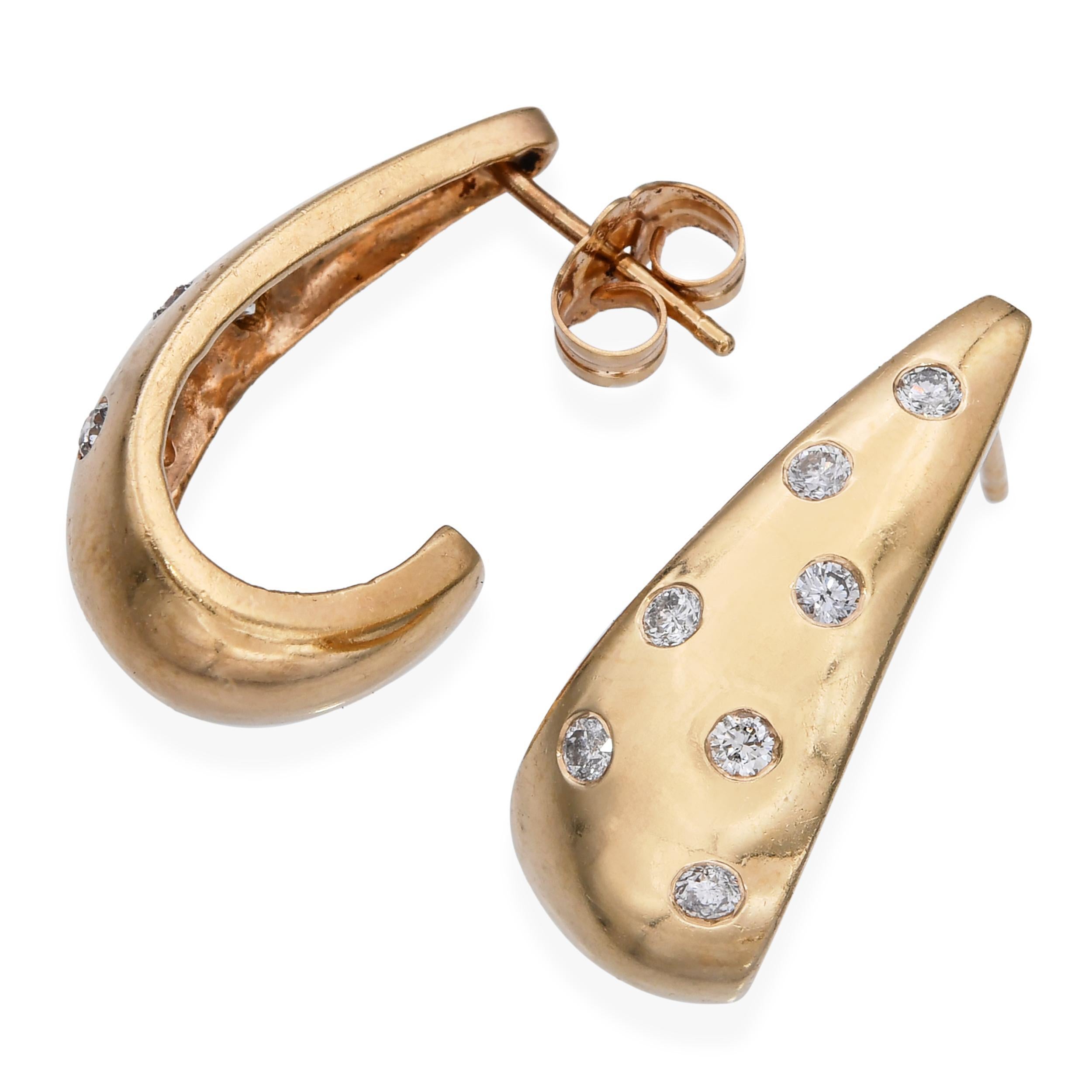 Boucles d'oreilles en or jaune 14k et diamants 0,40tcw, conçues dans un style demi-hoop classique avec une surface en or lisse et polie. Les boucles d'oreilles sont ornées de 14 diamants étincelants d'une valeur totale de 0,40 carat, chacun étant