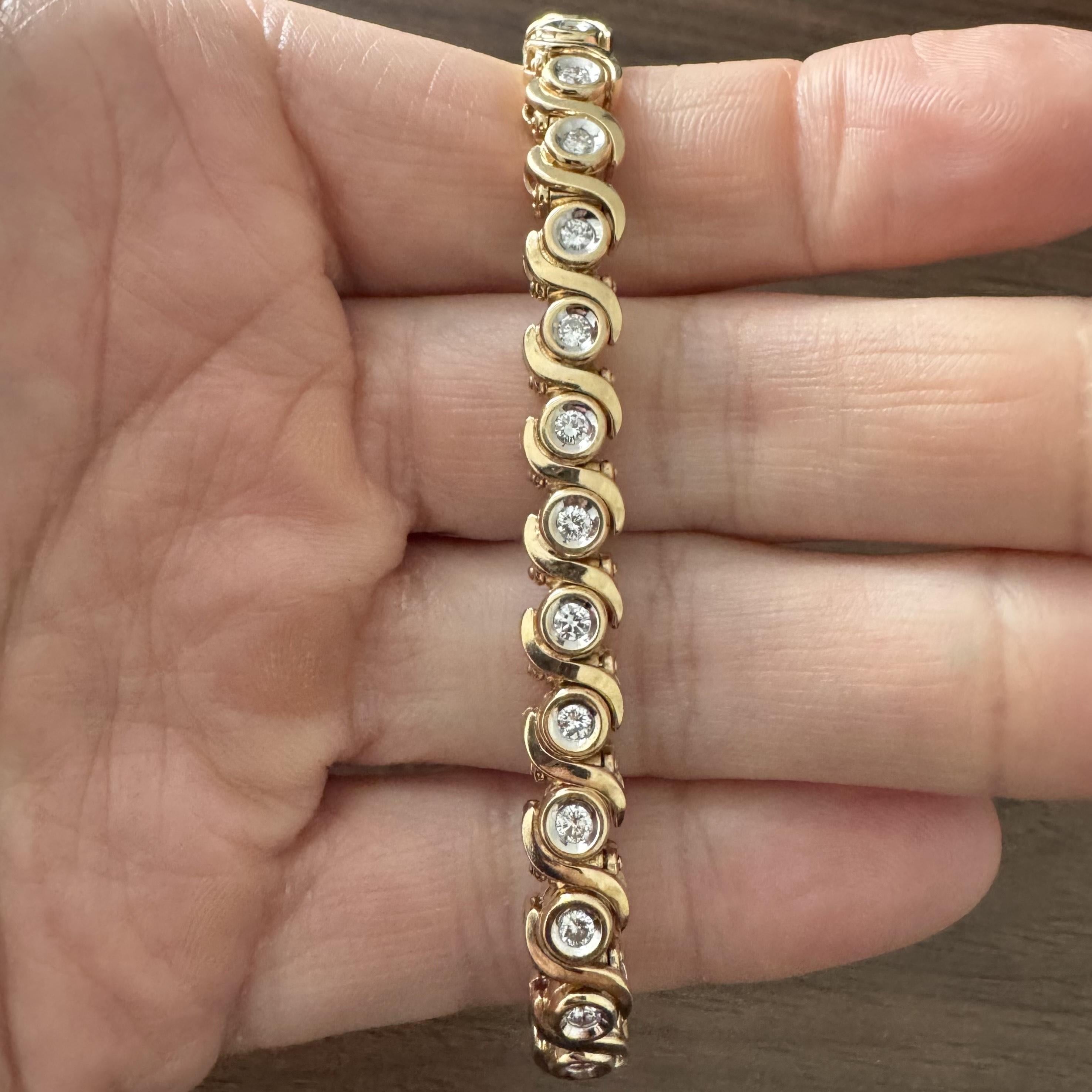 Condit :  Excellent état, nettoyé et poli par des professionnels
Métal : or 14k (marqué et testé par des professionnels)
Poids : 32,6 g
Les diamants :  Diamants naturels de taille ronde 1,25cttw
Longueur : 7 pouces
Largeur : 8 mm
Fermeture : Boîte à