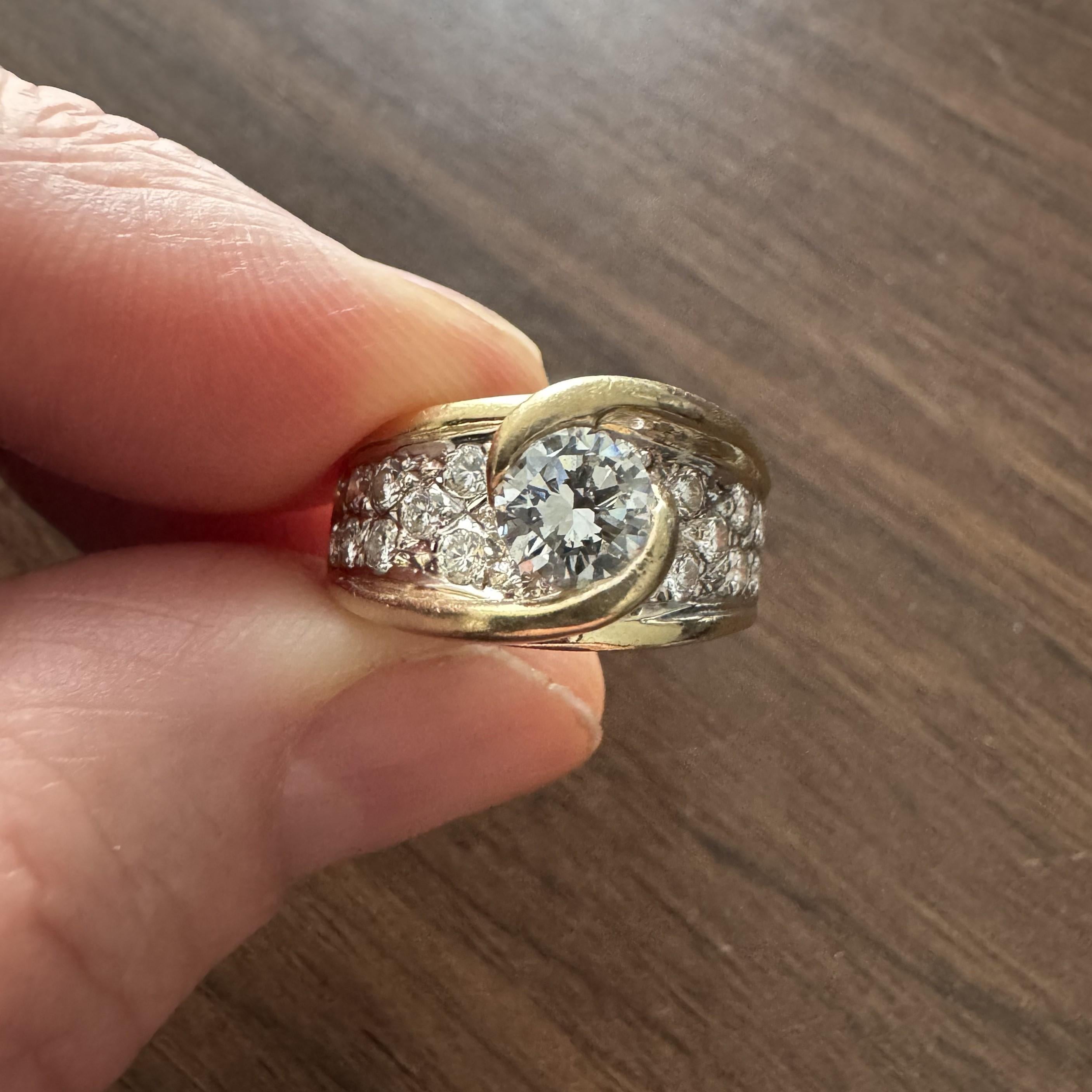 Zustand:  Ausgezeichneter Condit, Professionell gereinigt und poliert
Metall: 14k Gold (markiert und professionell getestet)
Gewicht: 8,4 g
Diamant in der Mitte:  Naturdiamant mit Rundschliff 0,73cttw
Akzent-Diamanten:  Natürliche Diamanten im