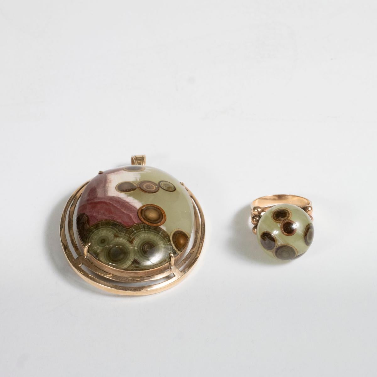 Modern 14K Yellow Gold and Agate Ladies' Ring and Brooch Set For Sale